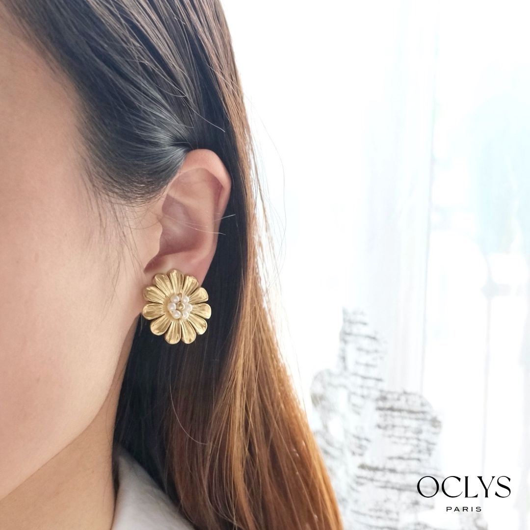 Mayorista OCLYS - Pendientes de clip de acero inoxidable dorado con diseño de flor perlada