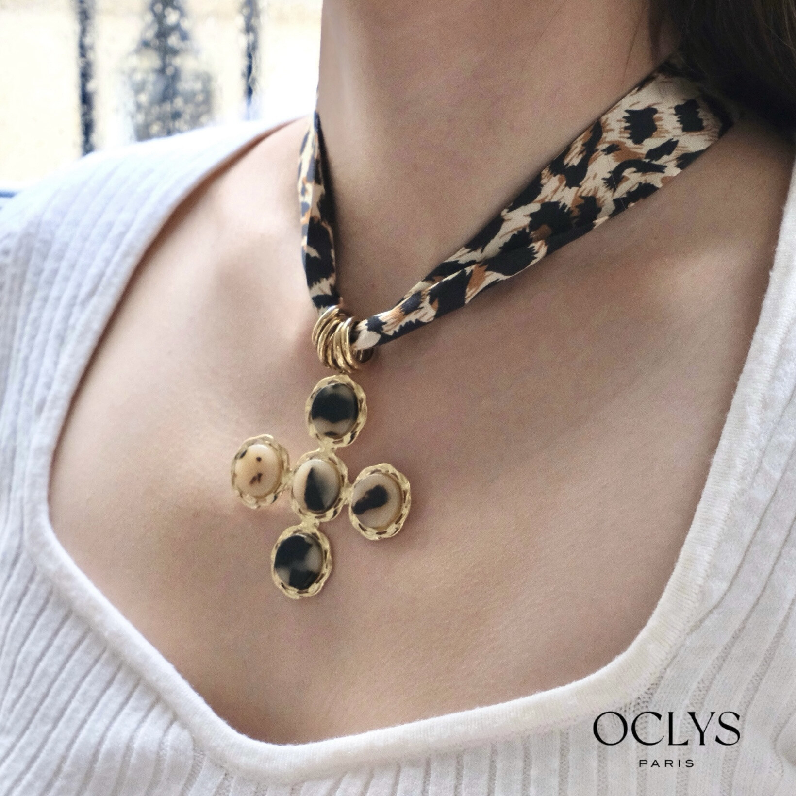 Mayorista OCLYS - Collar de cinta de tela de leopardo con cruz de acero Zephyra