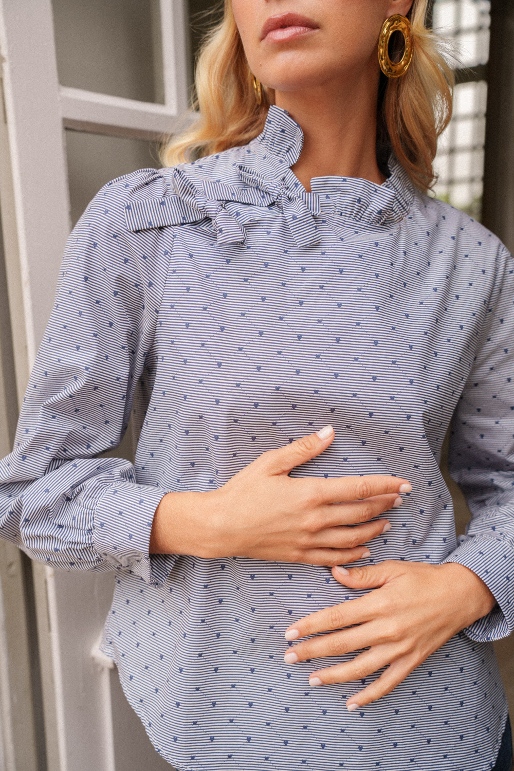 Grossiste ONADO (Maison Onado) - Blouse rayée à col lavallière – Bleu ciel