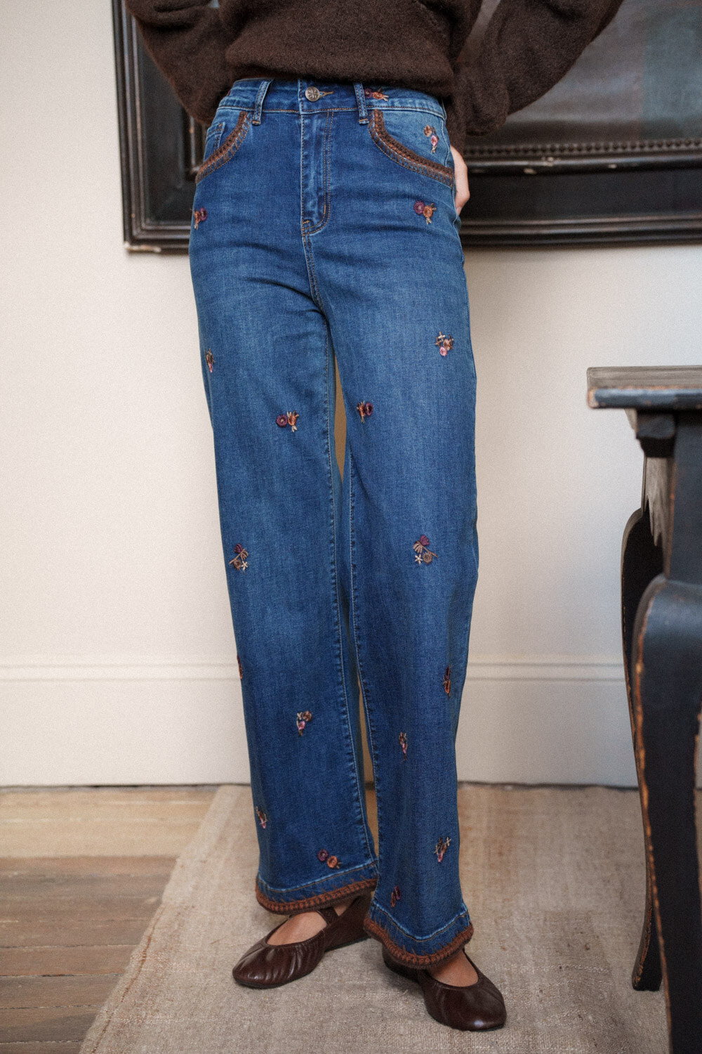 Grossista ONADO (Maison Onado) - Jeans a zampa – Vita alta – Ricami floreali