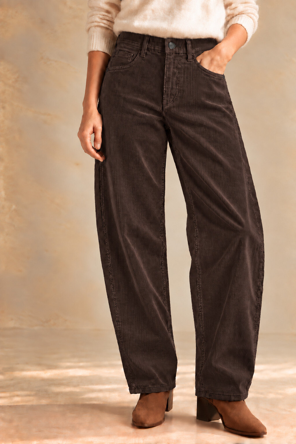 Mayorista ONADO (Maison Onado) - Pantalón Barrel Moderno de Pana en Chocolate