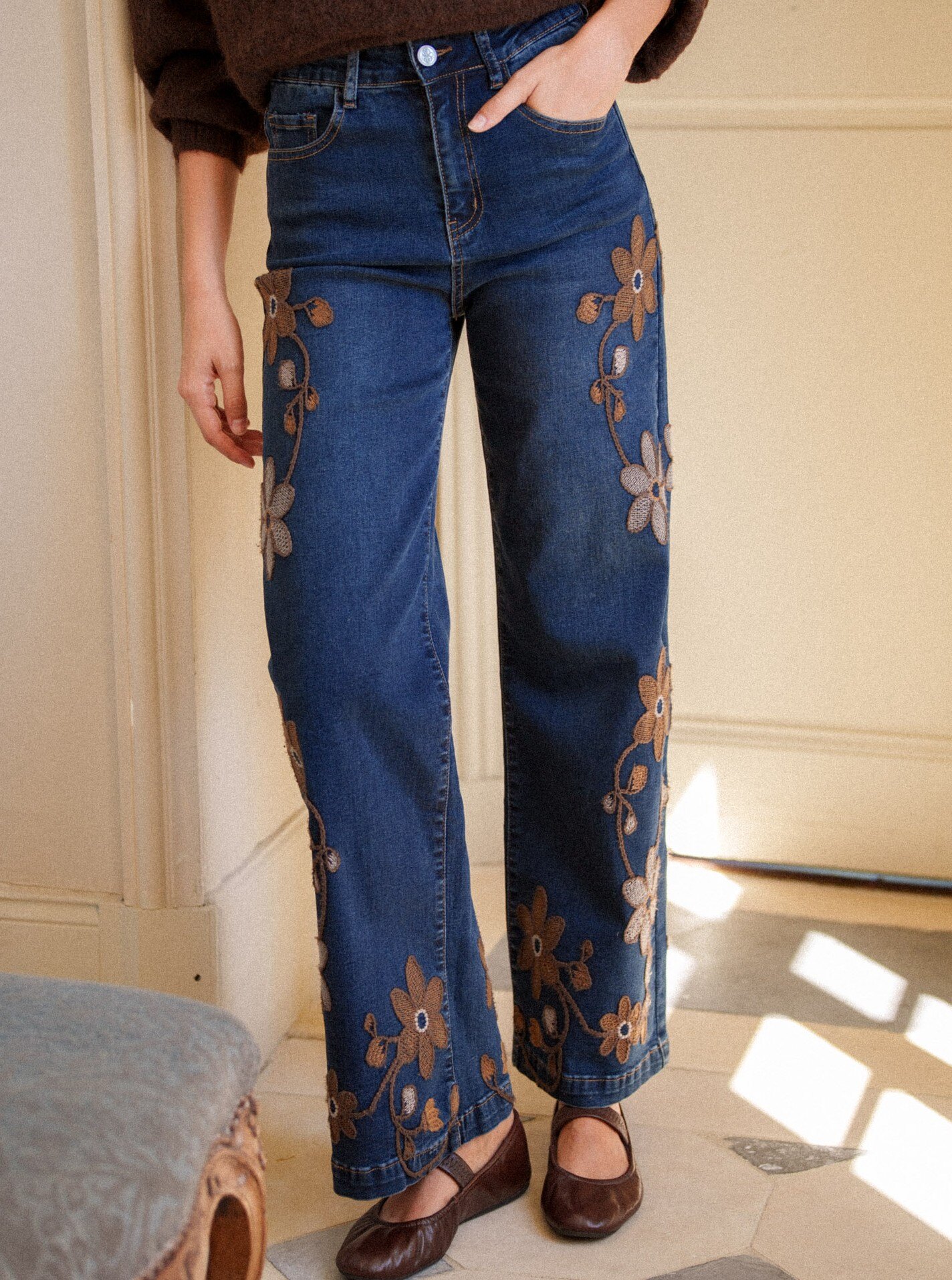 Grossista ONADO (Maison Onado) - Jeans a gamba larga a vita alta con ricami floreali
