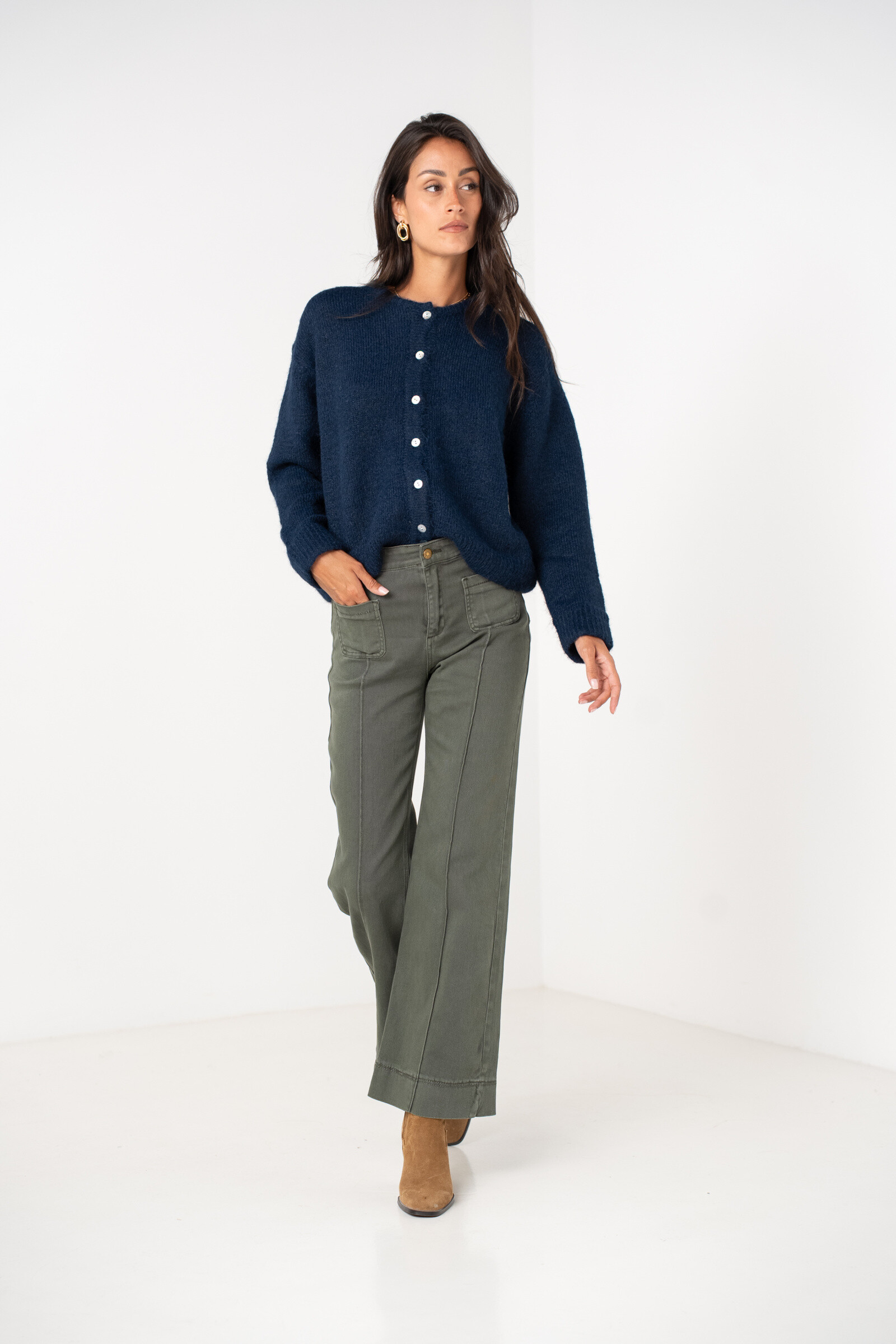 Pull MUST HAVE Automne/Hiver, composé de coton (85%), polyester (13%) et élasthanne (2%), fabriqué en Chine, idéal pour la douceur et le confort saisonnier.