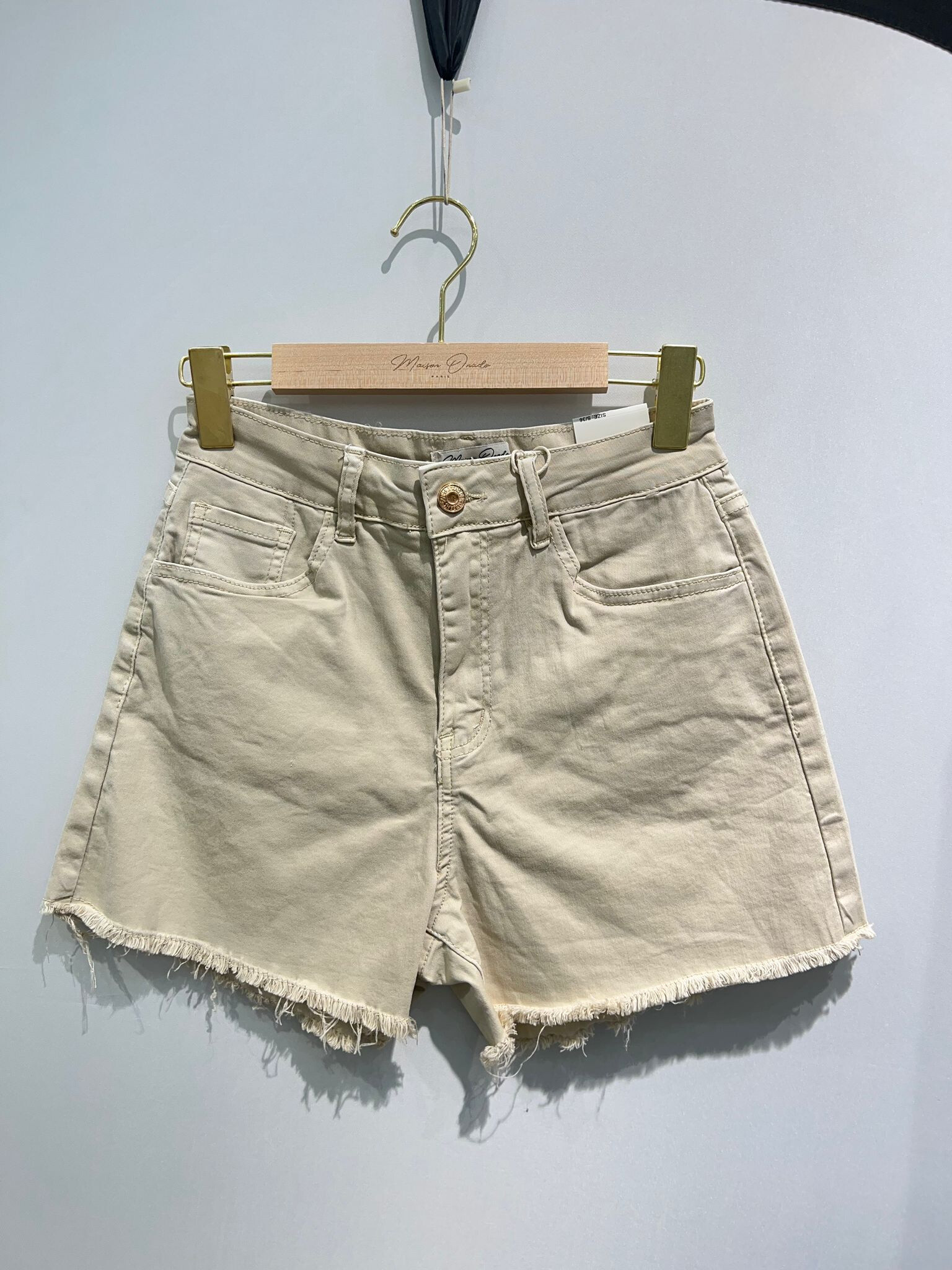 A simple and effective denim shorts, with that extra touch that makes the difference: a well-placed straight cut, a flattering high waist, and a frayed hem that brings just the right amount of cool. A revamped basic to wear all summer, with a detailed blouse or a minimal t-shirt, depending on your mood of the day.