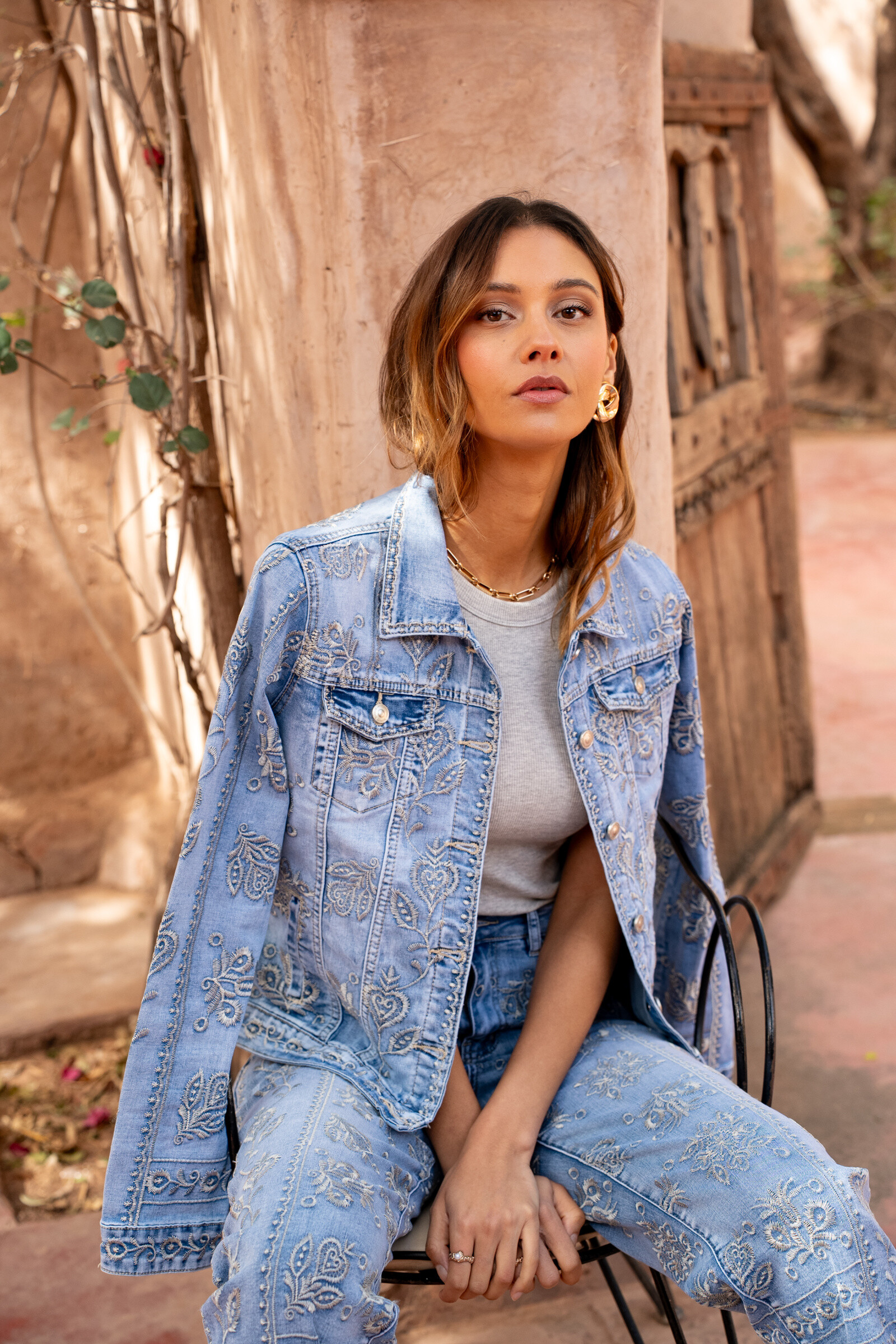 Veste en jean élégante pour femme, tissu respirant 63% coton, 35% polyester, 2% élasthanne, idéale pour le printemps/été, fabriquée en Chine.
