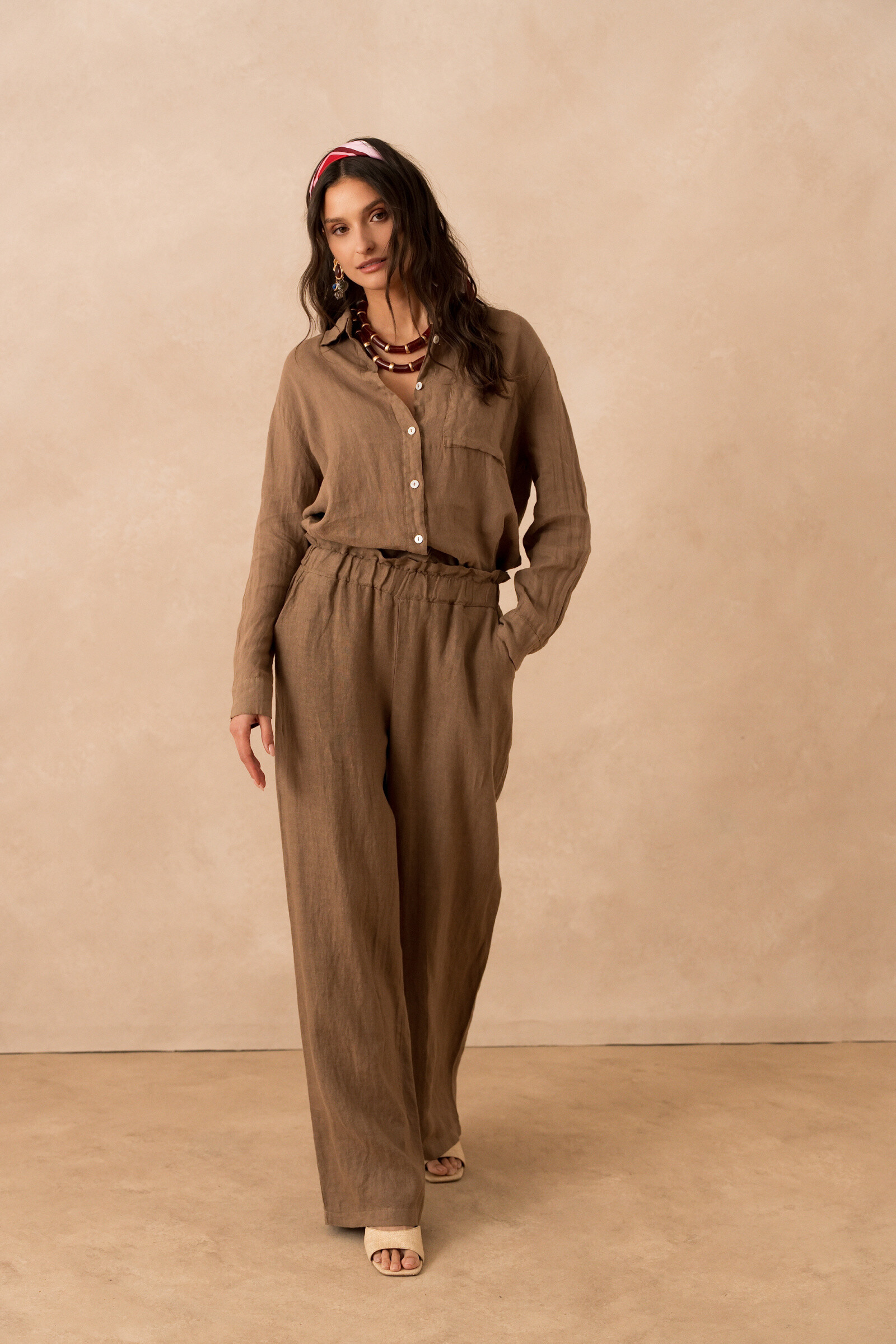 Linen louise shirt, button closure and solid color