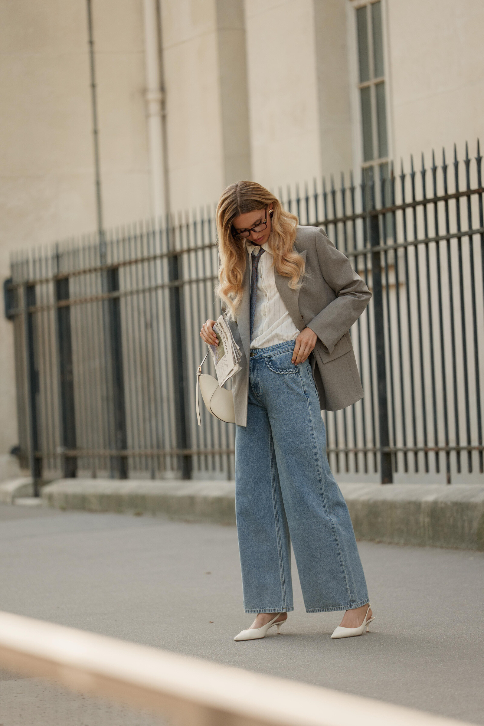 Le jean palazzo avec tresses au niveau des poches aux allures romantiques, les jeans coupe palazzo sont évasés des hanches au chevilles de manière très chic ce qui est très flatteur pour les morphologies.