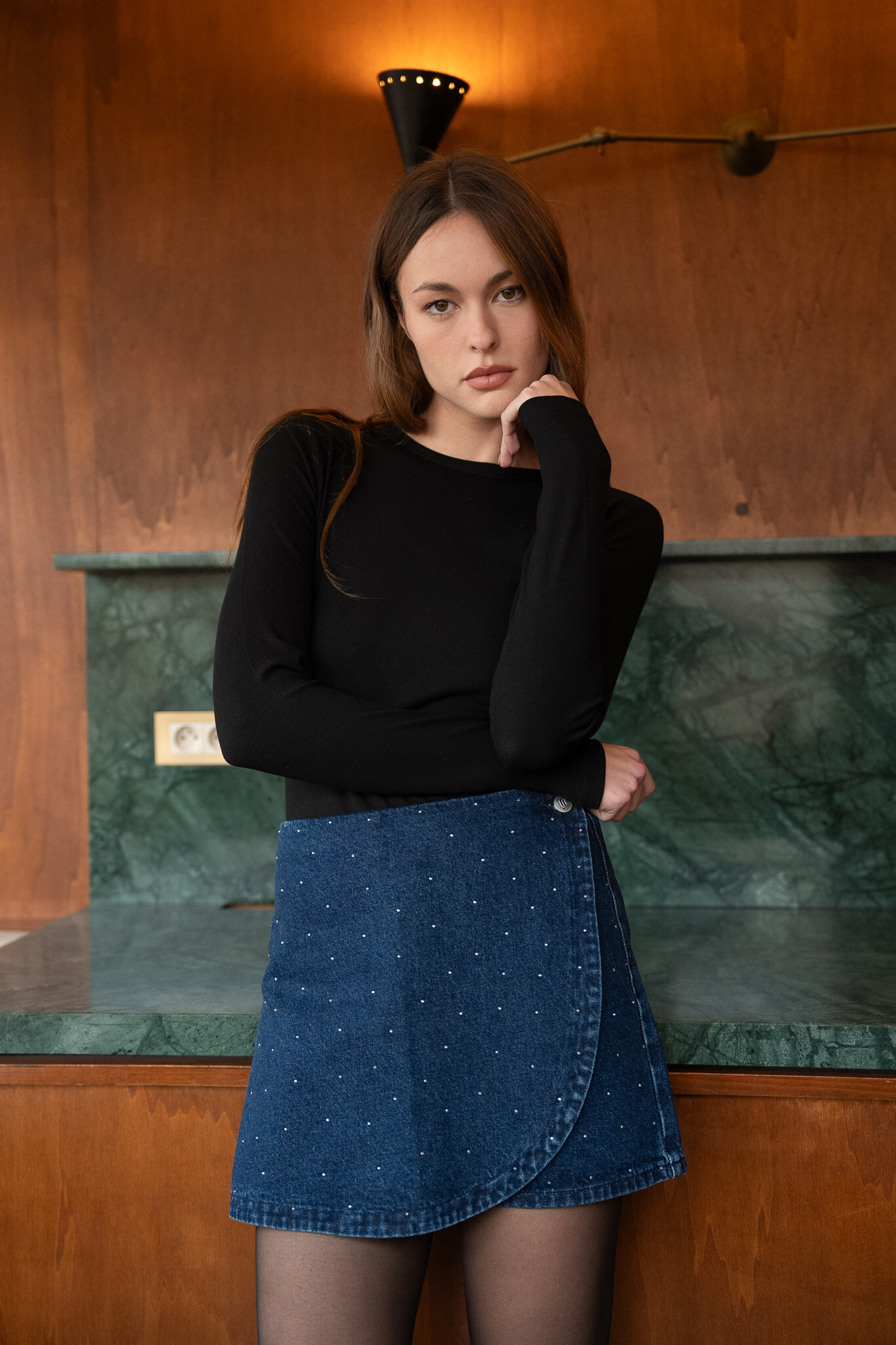 Le T-shirt Olga allie confort et style grâce à sa matière côtelée douce et extensible. Sa coupe ajustée et ses manches longues en font un basique chic, facile à porter au quotidien.