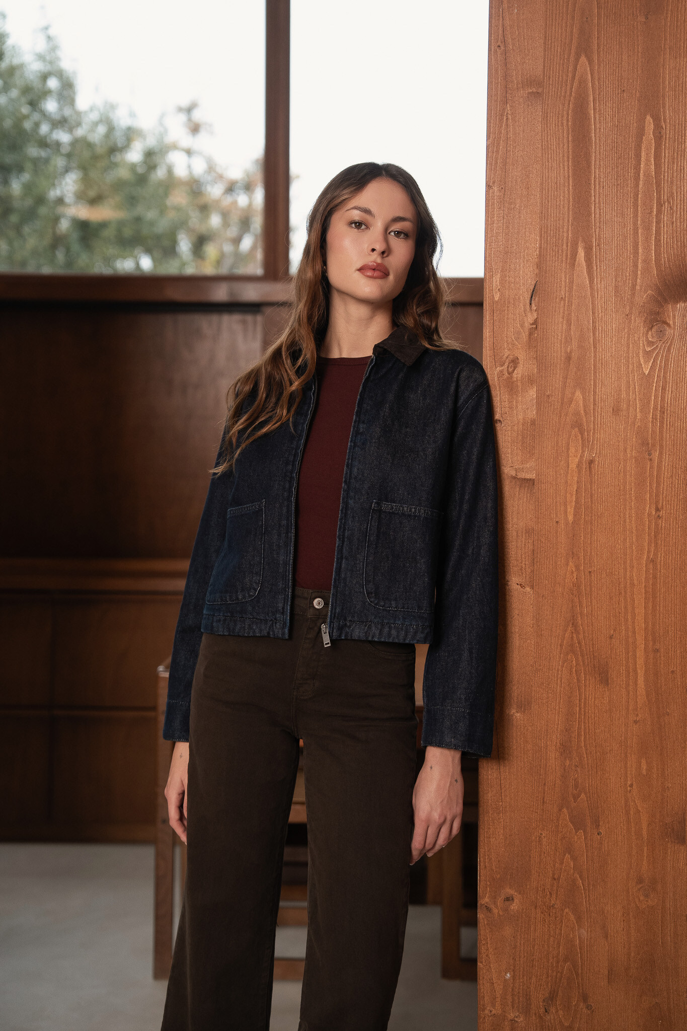 La Veste Vera est une veste en jean élégante, rehaussée d’une finition velours sur le col et d’un intérieur de manches en velours côtelé.