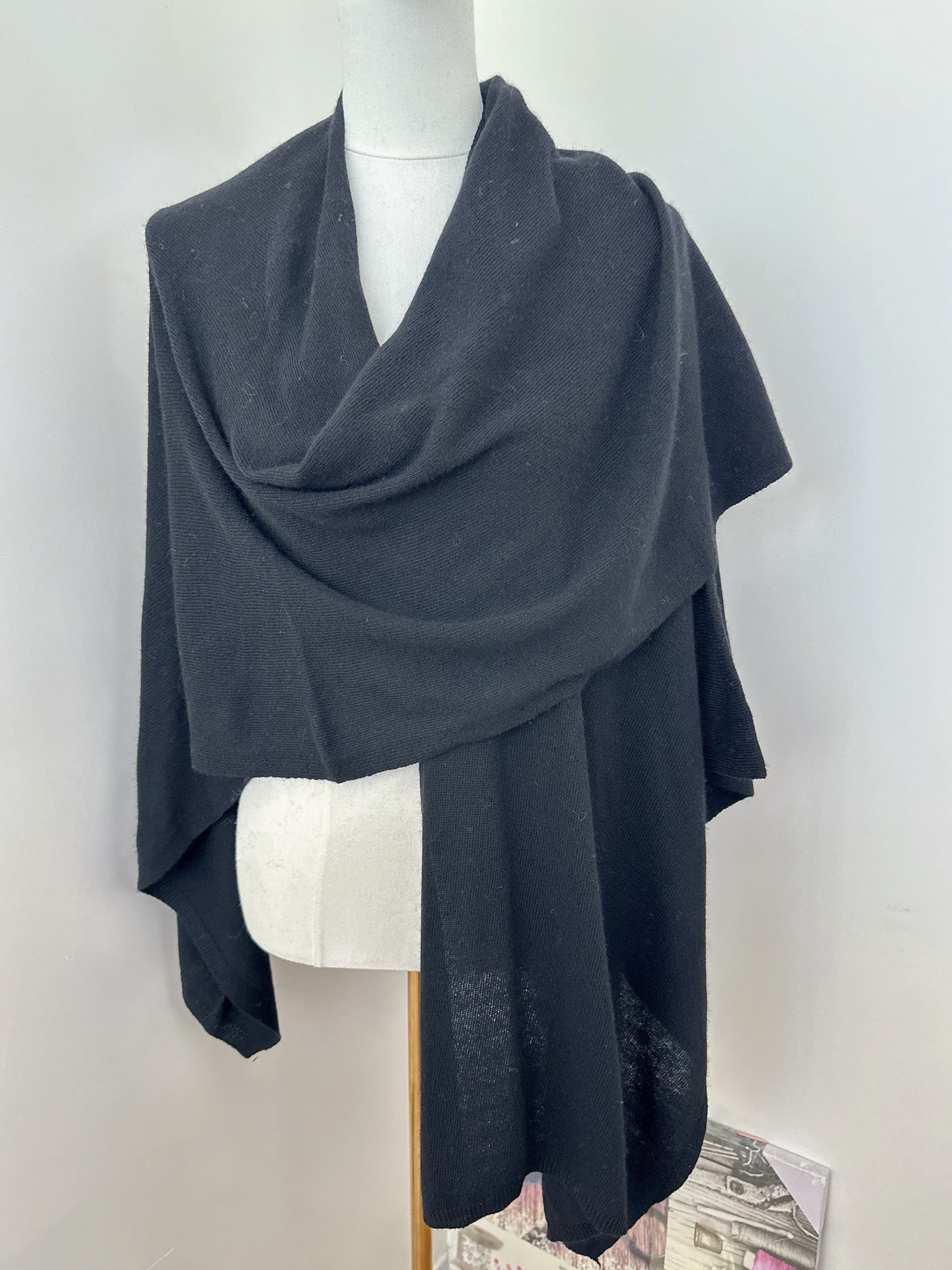 Grossiste Orice - Cape poncho en maille noir