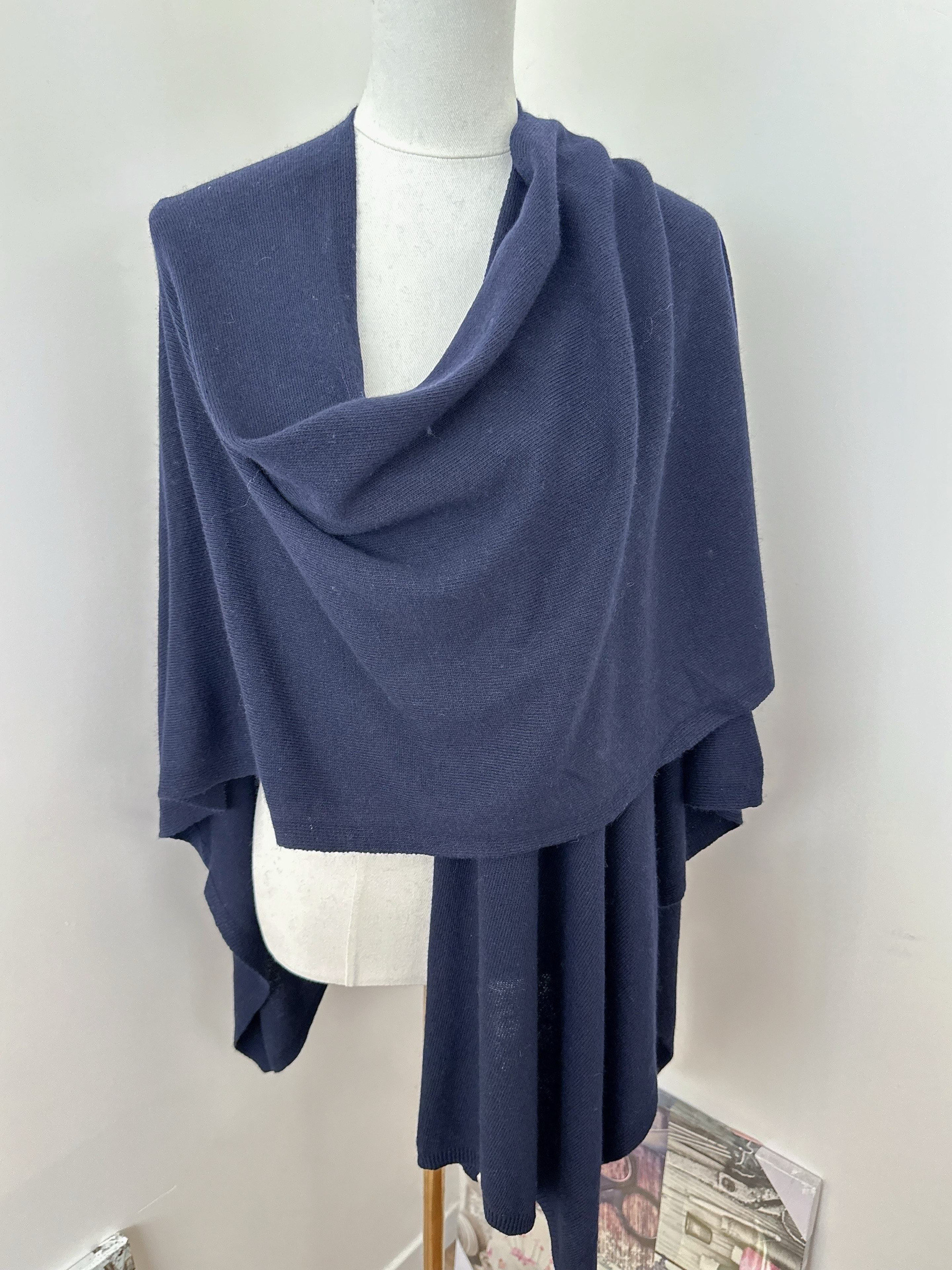 Wholesaler Orice - Navy knit poncho cape