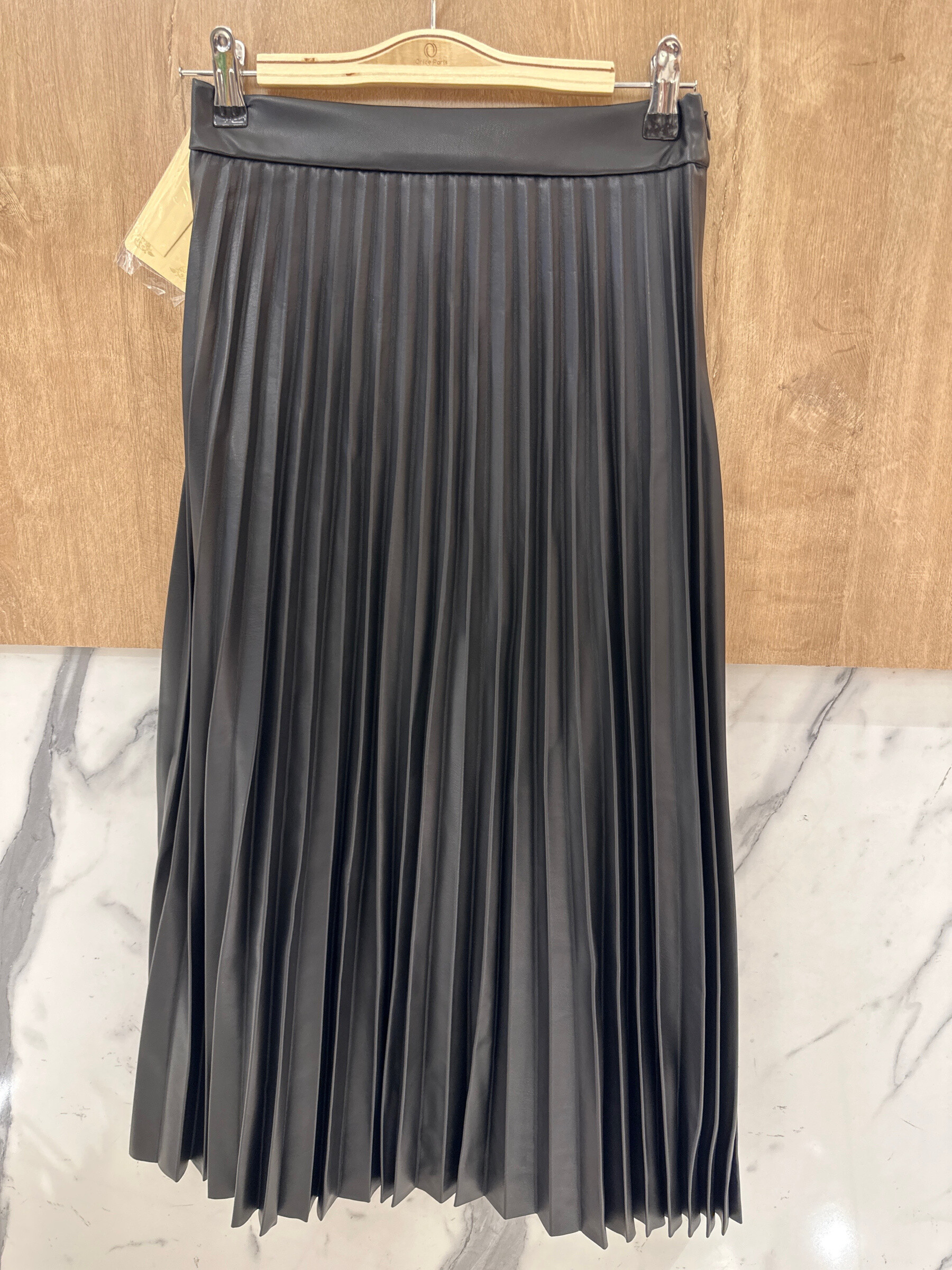 Wholesaler Orice - Mid-length pleated faux leather skirt