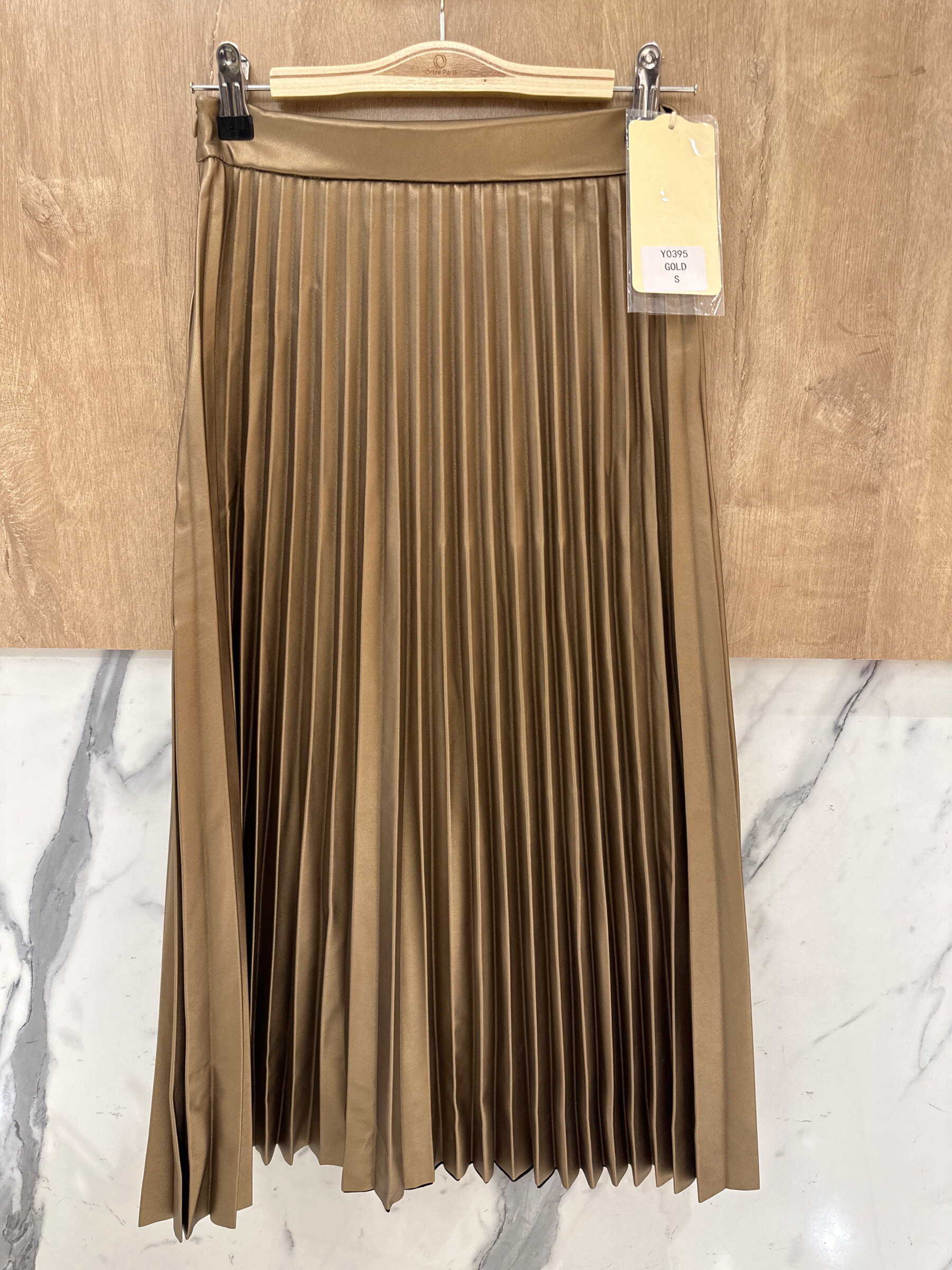 Wholesaler Orice - Mid-length pleated faux leather skirt