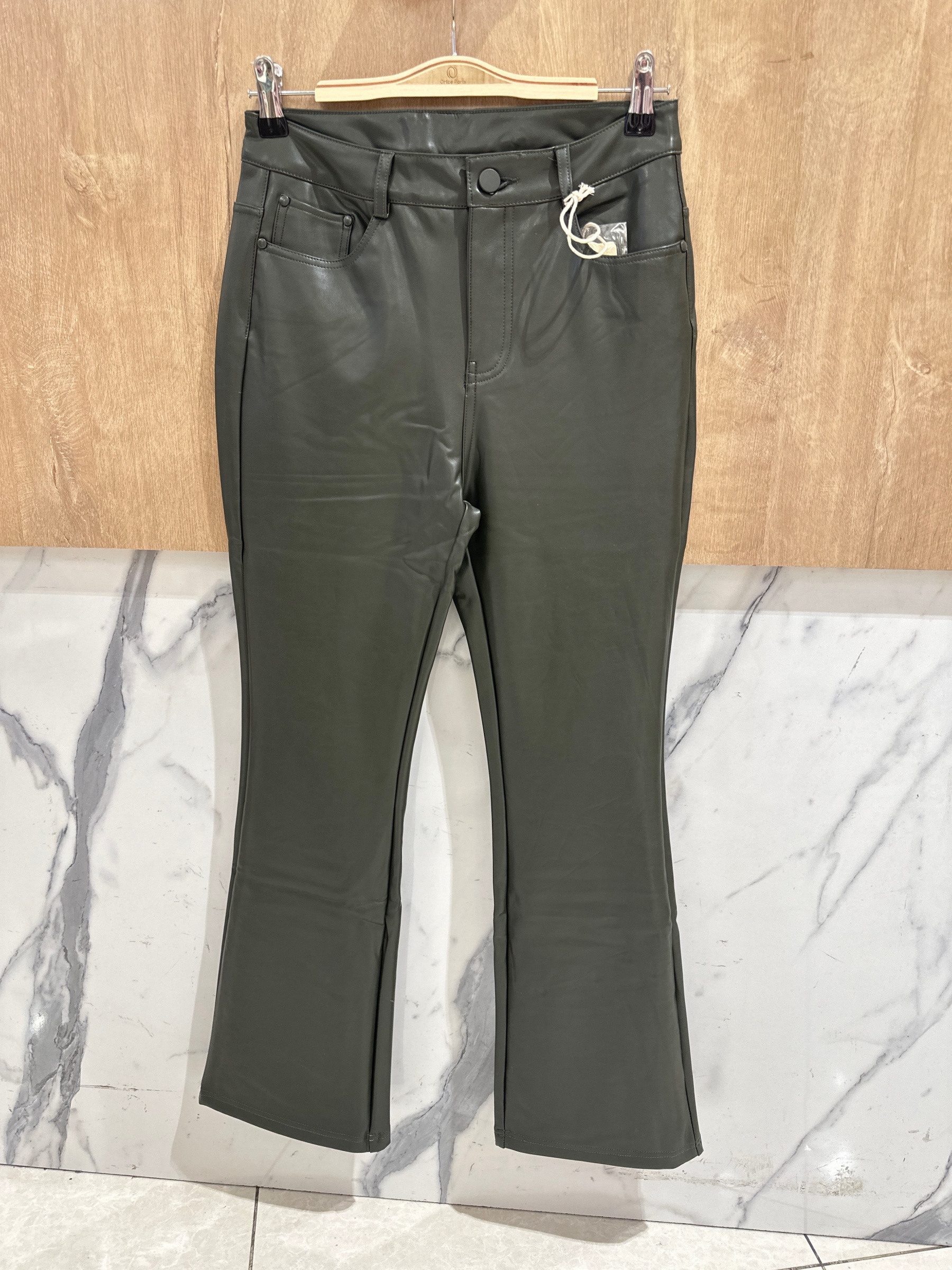 Mayorista Orice - Pantalones de campana negros de cuero sintético