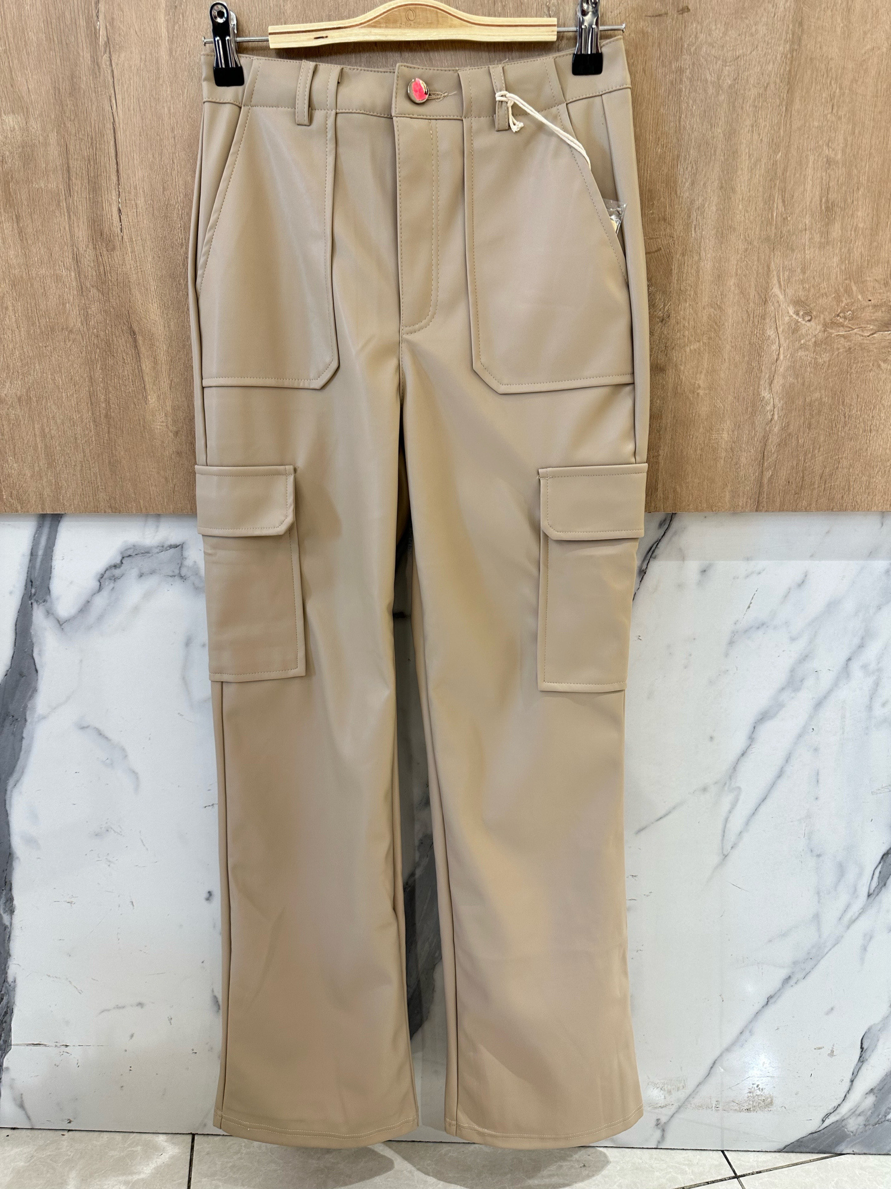 Mayorista Orice - Pantalones acampanados de cuero sintético