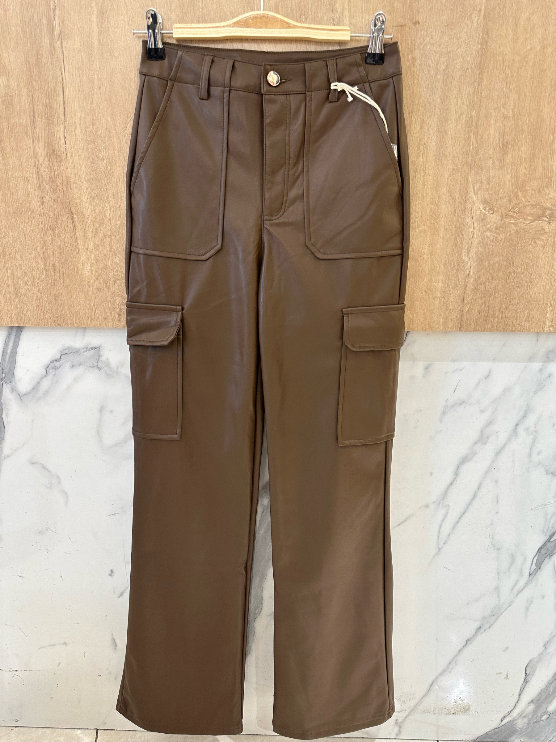 Mayorista Orice - Pantalones acampanados de cuero sintético