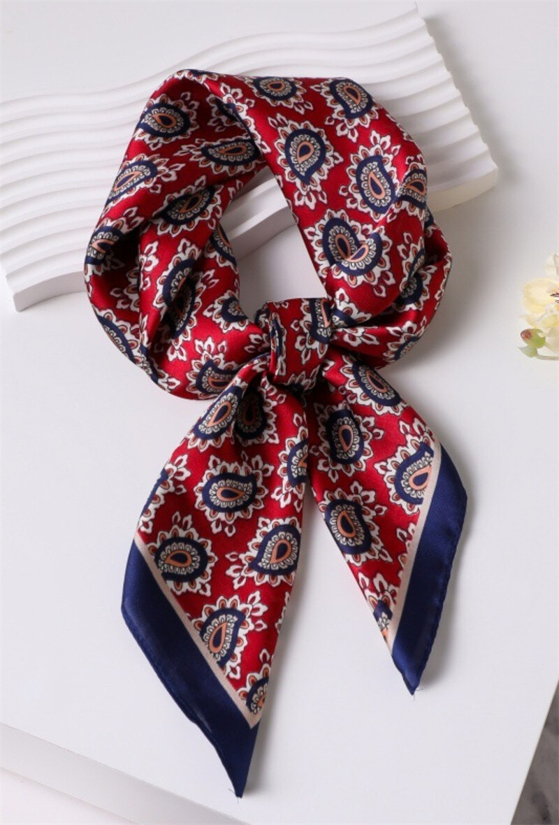 Grossiste ORIENT&CO - Petit carré soie 70*70 cm imprimé fleurs