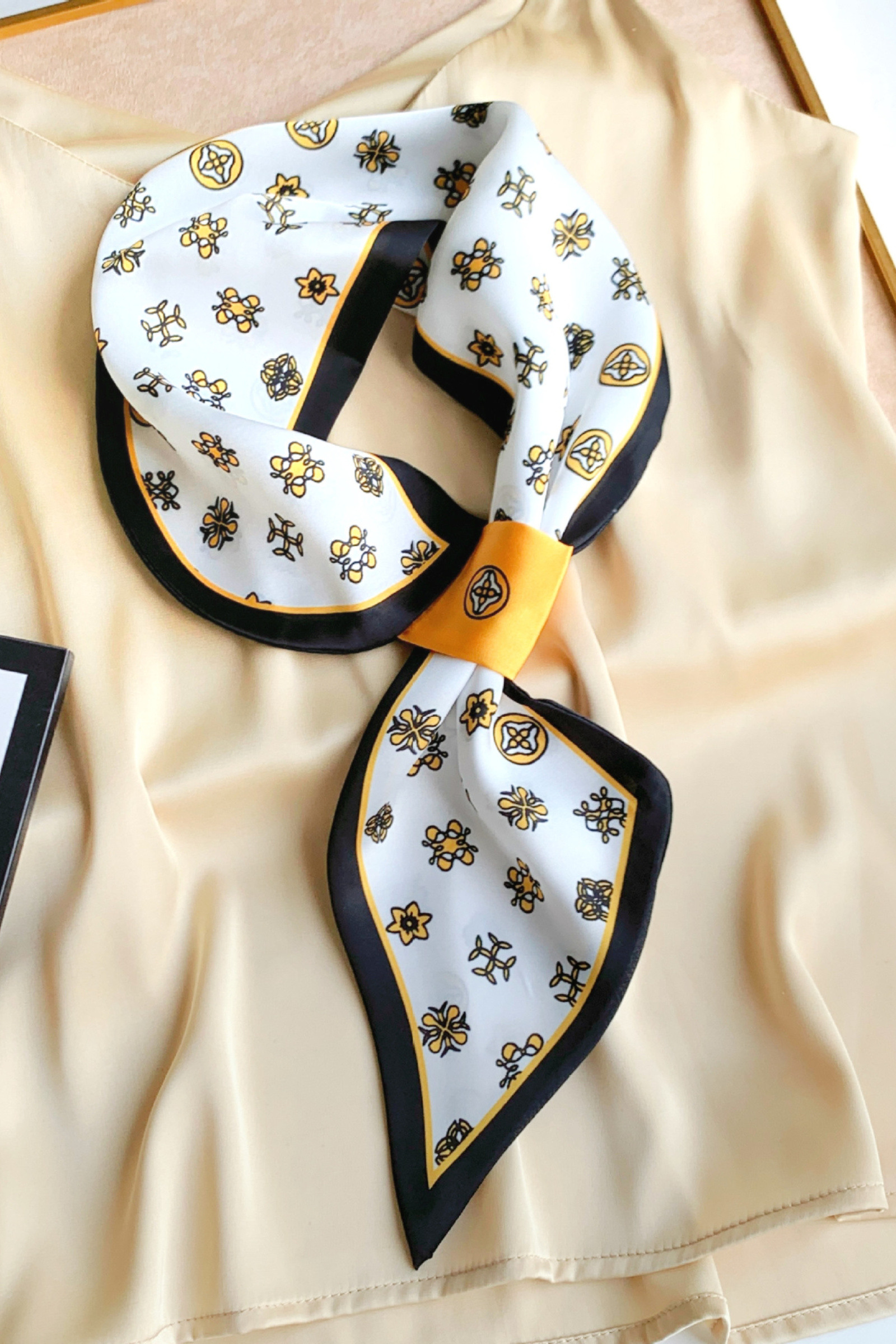 Wholesaler ORIENT&CO - Versatile small scarf