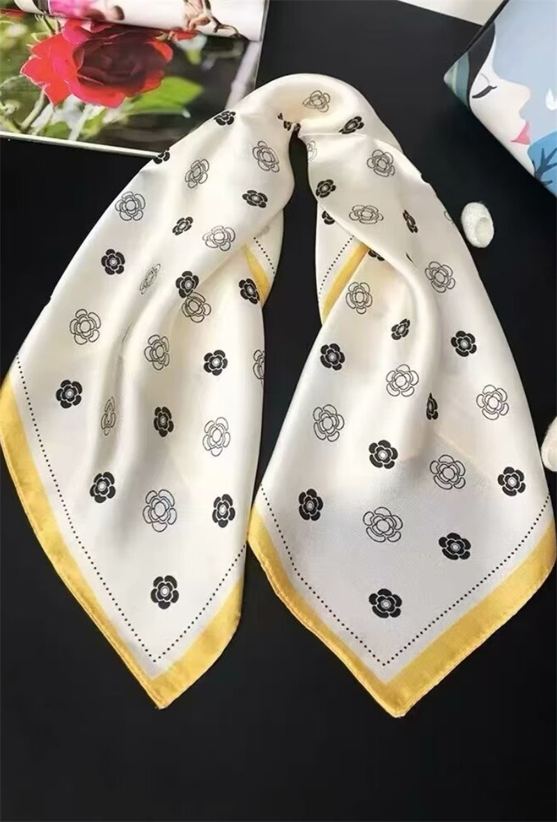 Wholesaler ORIENT&CO - Small 70*70cm square with floral fantasy print