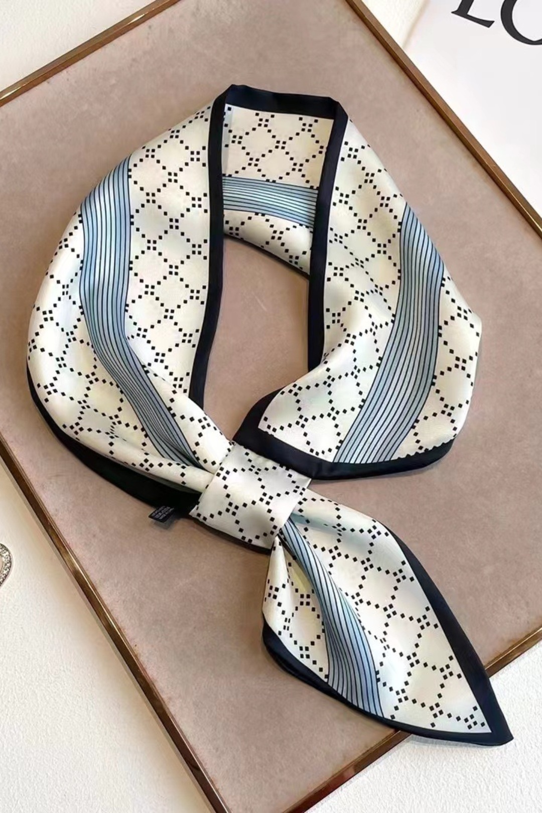 Wholesaler ORIENT&CO - Versatile small scarf