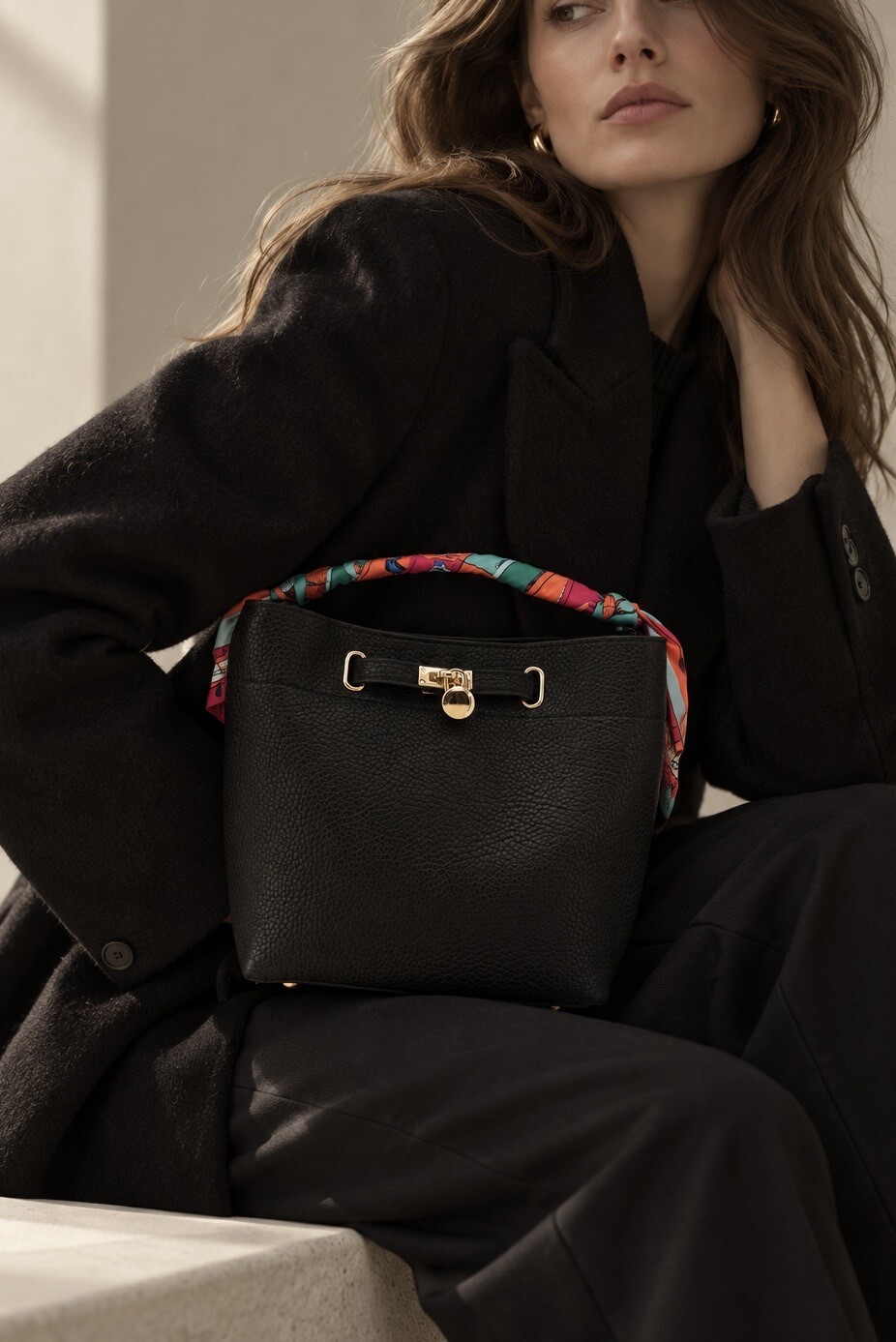 Grossiste ORIENT&CO - SAC À MAIN EN P.U. AVEC FOULARD ET LANIÈRE