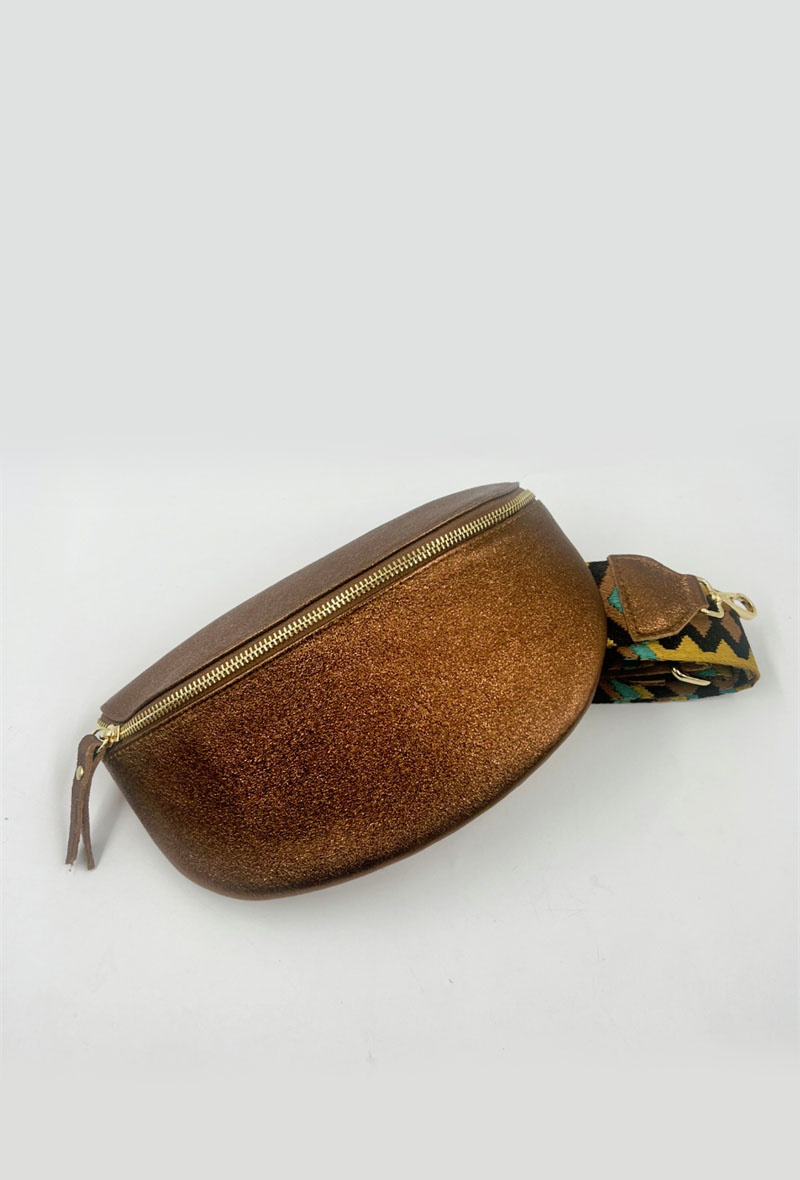 Großhändler ORIENT&CO - Gürteltasche aus glänzendem Leder mit Schultergurt