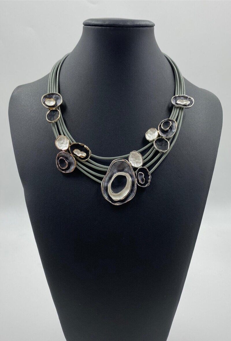 Grossiste ORIENT EXPRESS FIRST - Collier fantaisie court avec élément en métal