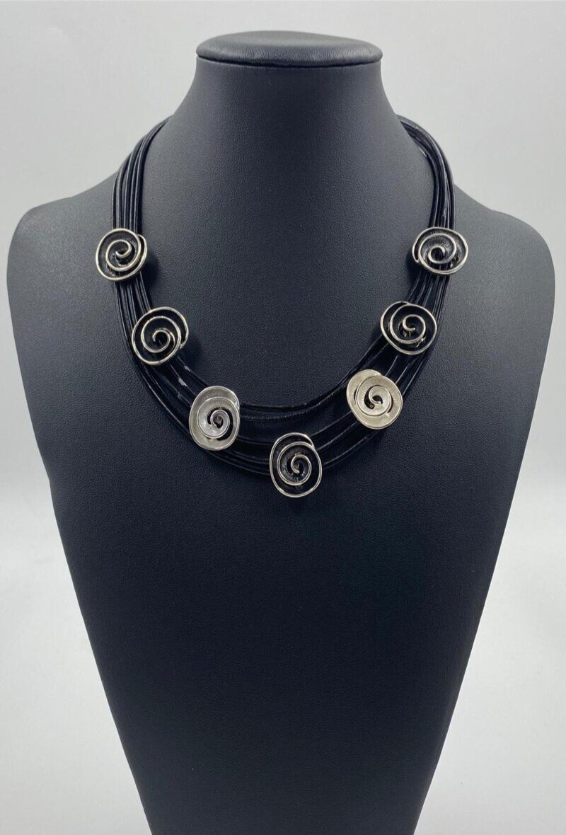 Grossiste ORIENT EXPRESS FIRST - Collier fantaisie court avec élément en métal spirale