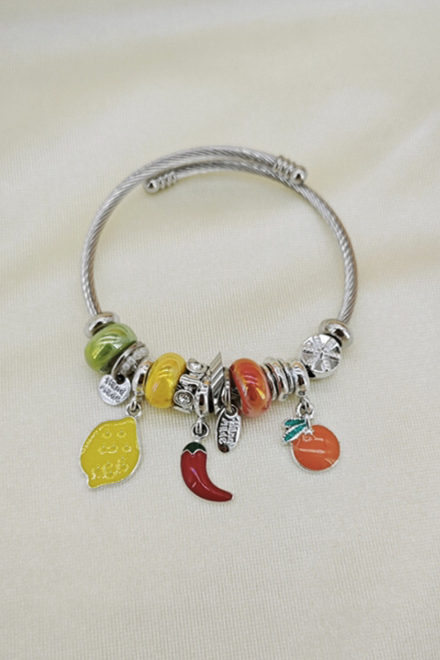 Mayorista Orient Express - Pulsera adornada con dije de metal