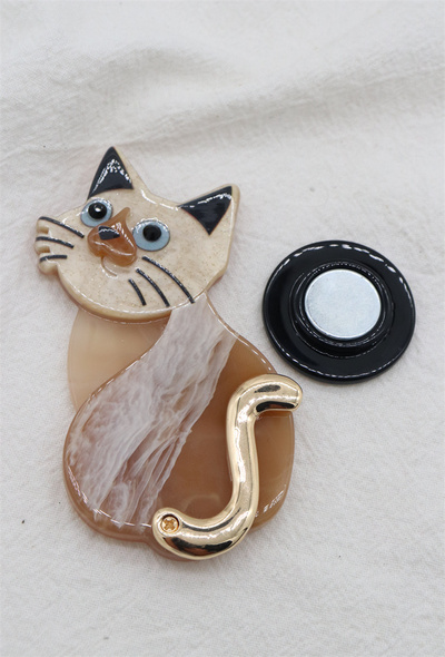 Grossiste Orient Express by C.A.A.A - Broche magnétique sur feuille acrylique Grossiste Orient Express by C.A.A.A - Broche magnétique sur feuille acrylique