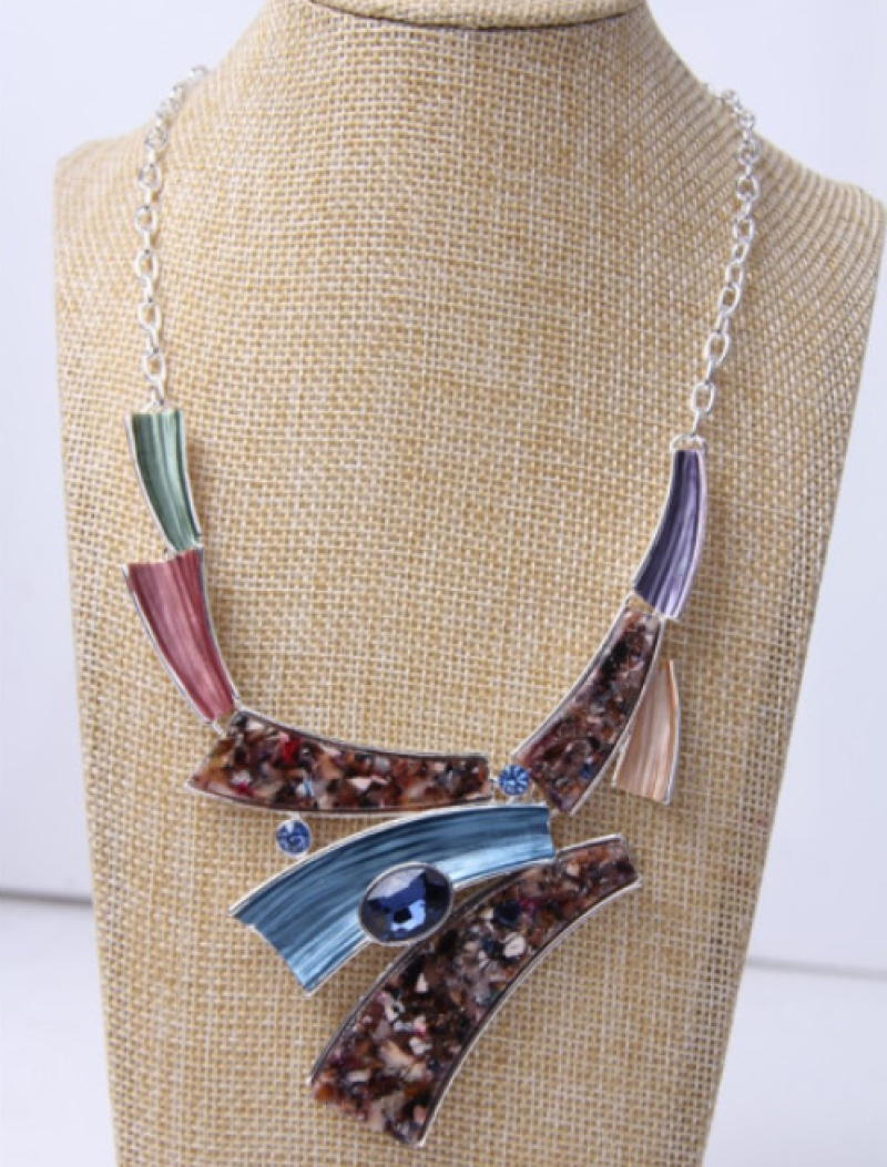 Mayorista Orient Express - Elegante collar de metal engastado con cristales de circonio cúbico