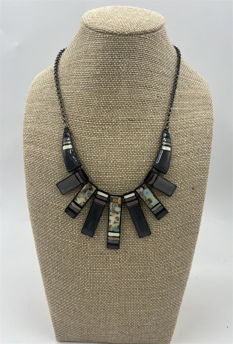 Mayorista Orient Express - Elegante collar de metal engastado con cristales de circonio cúbico