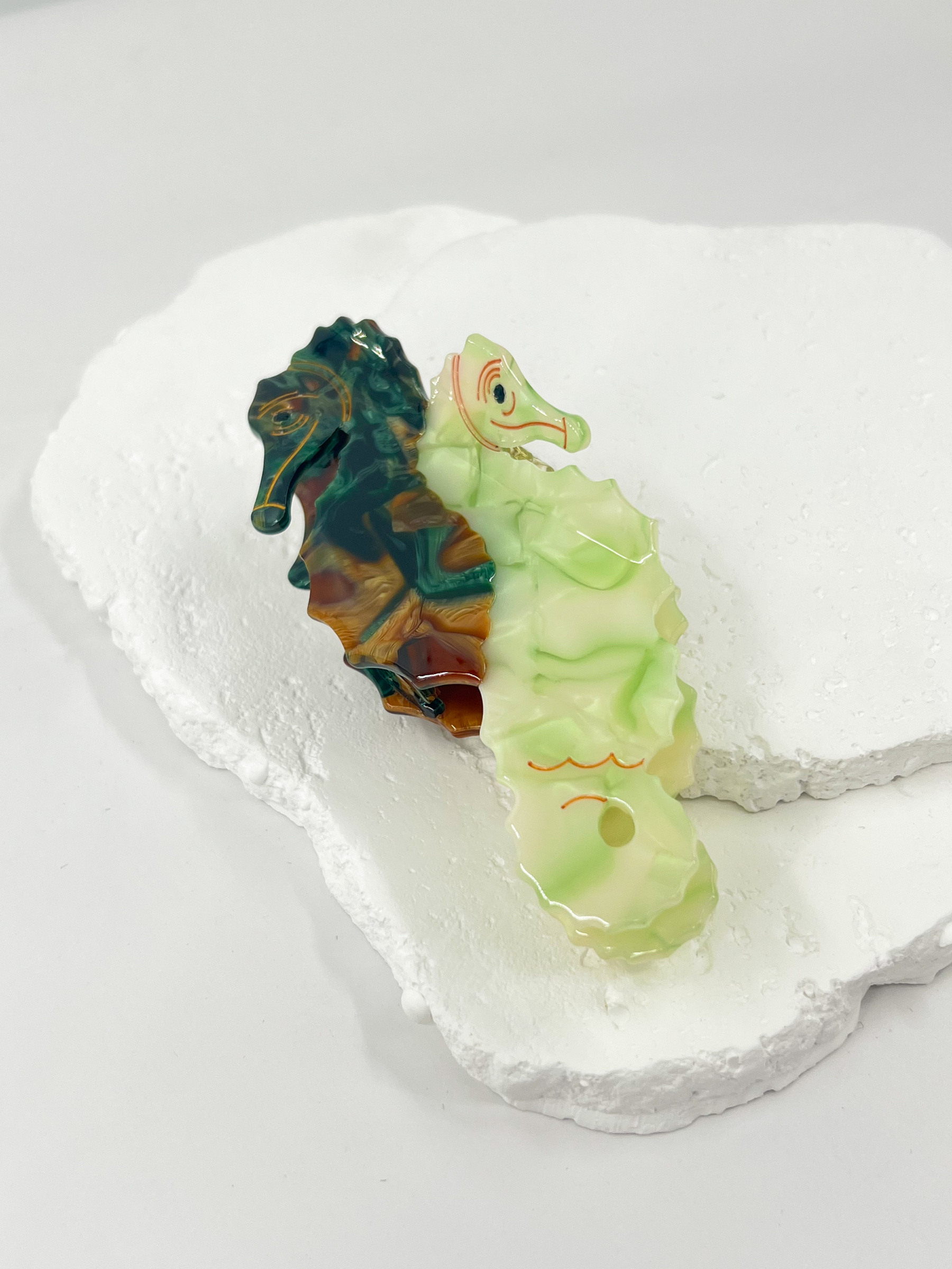 Wholesaler ORIENT TOUCH - ACETATE SEAHORSE CLIP 13CM