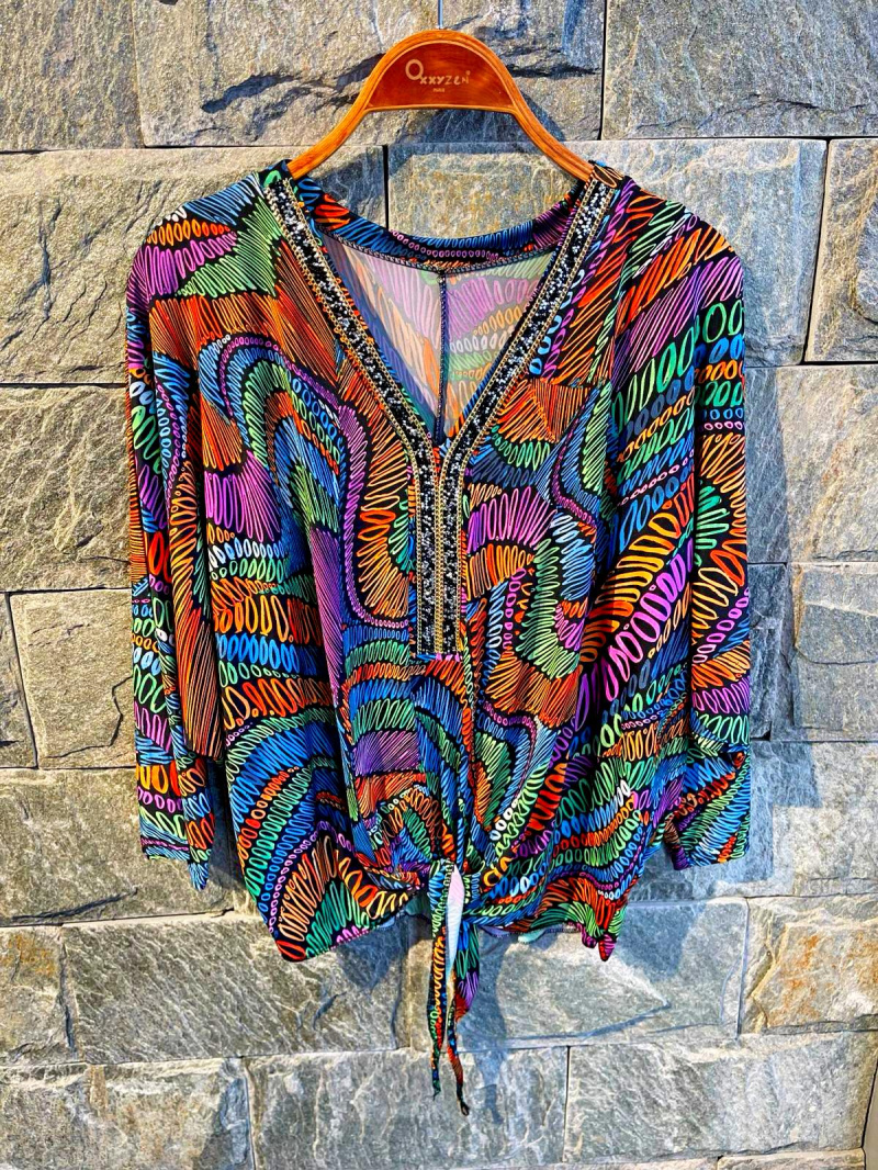 Wholesaler OXXYZEN - Printed shiny v-neck top