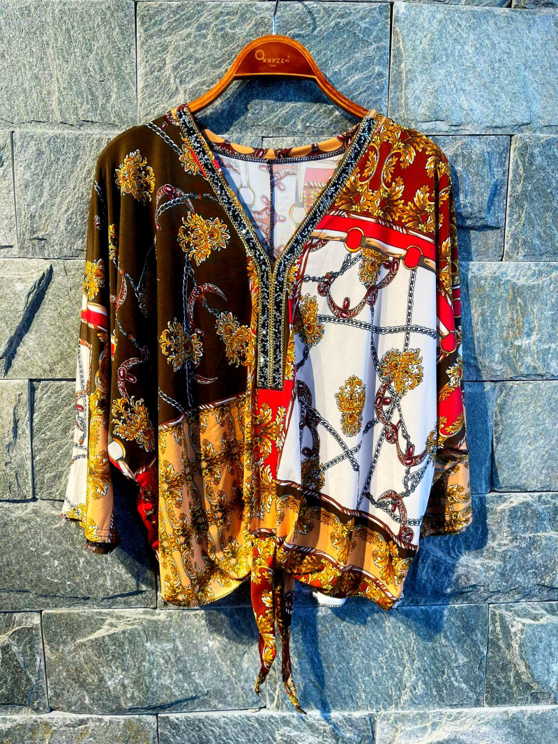 Wholesaler OXXYZEN - Printed shiny v-neck top