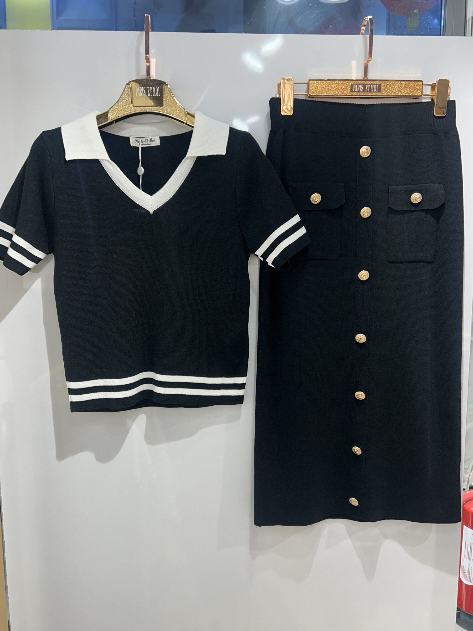 Grossiste Paris et Moi - Ensemble polo et jupe à poches, détails dorés