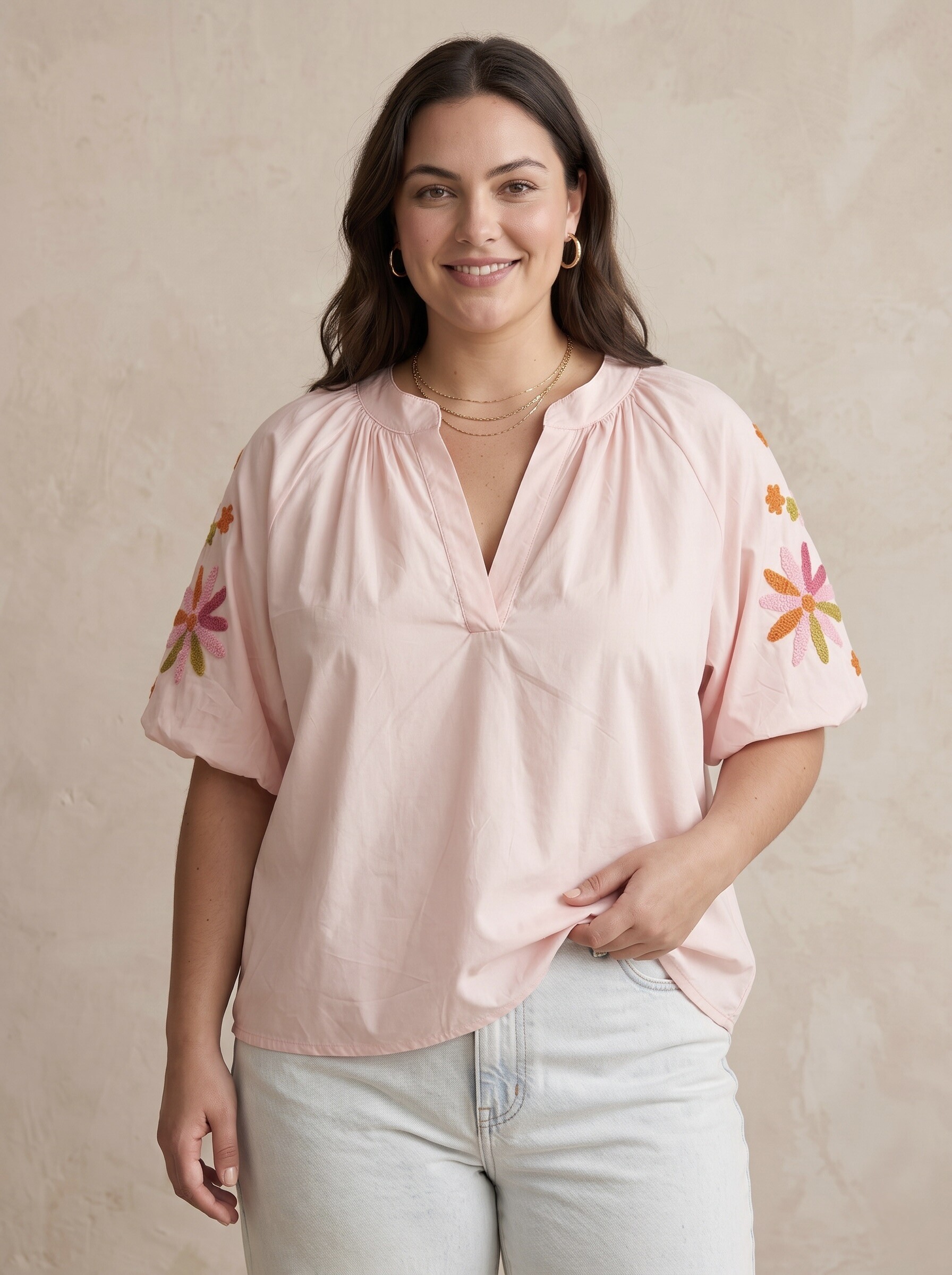 Großhändler Pépouz' Paris Curve - GROßE GRÖSSE Baumwollbluse mit Blumenstickerei, V-Ausschnitt, kurze Ärmel