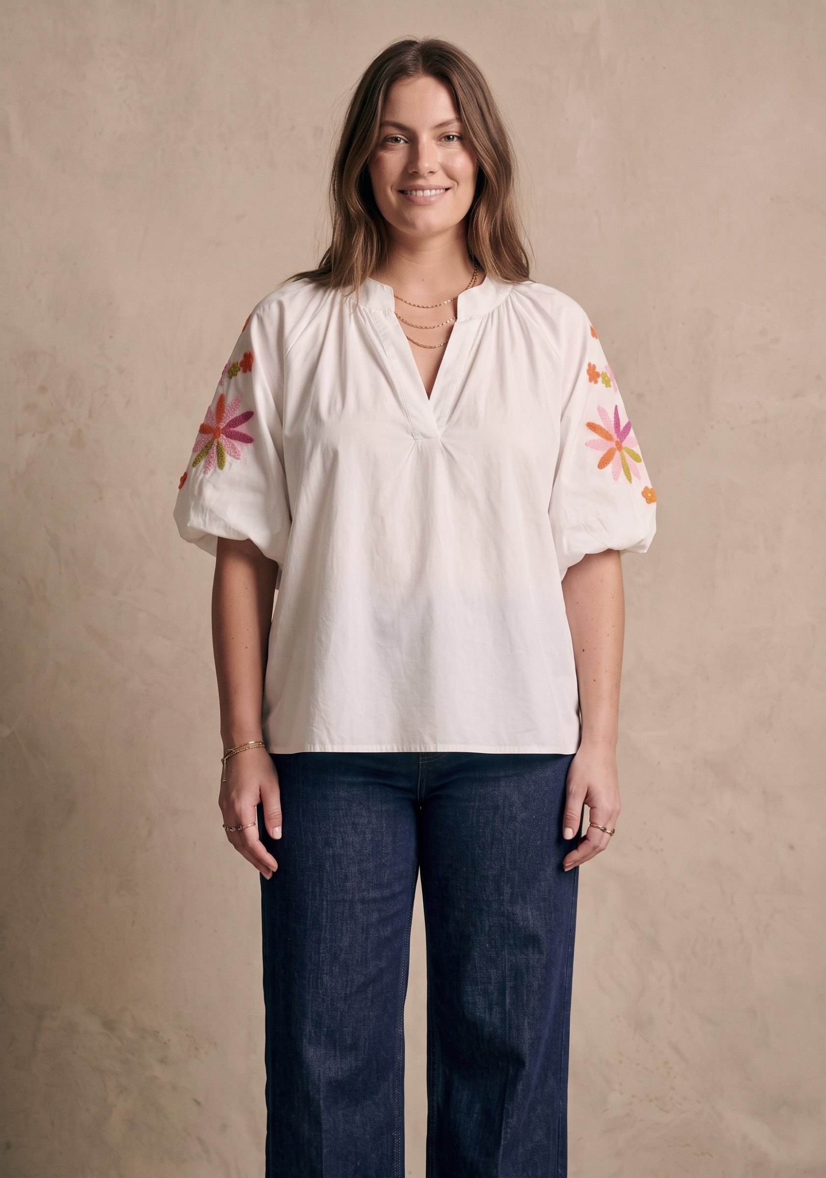 Großhändler Pépouz' Paris Curve - Große Größe Baumwollbluse mit Blumenstickerei, V-Ausschnitt und Ballonärmeln