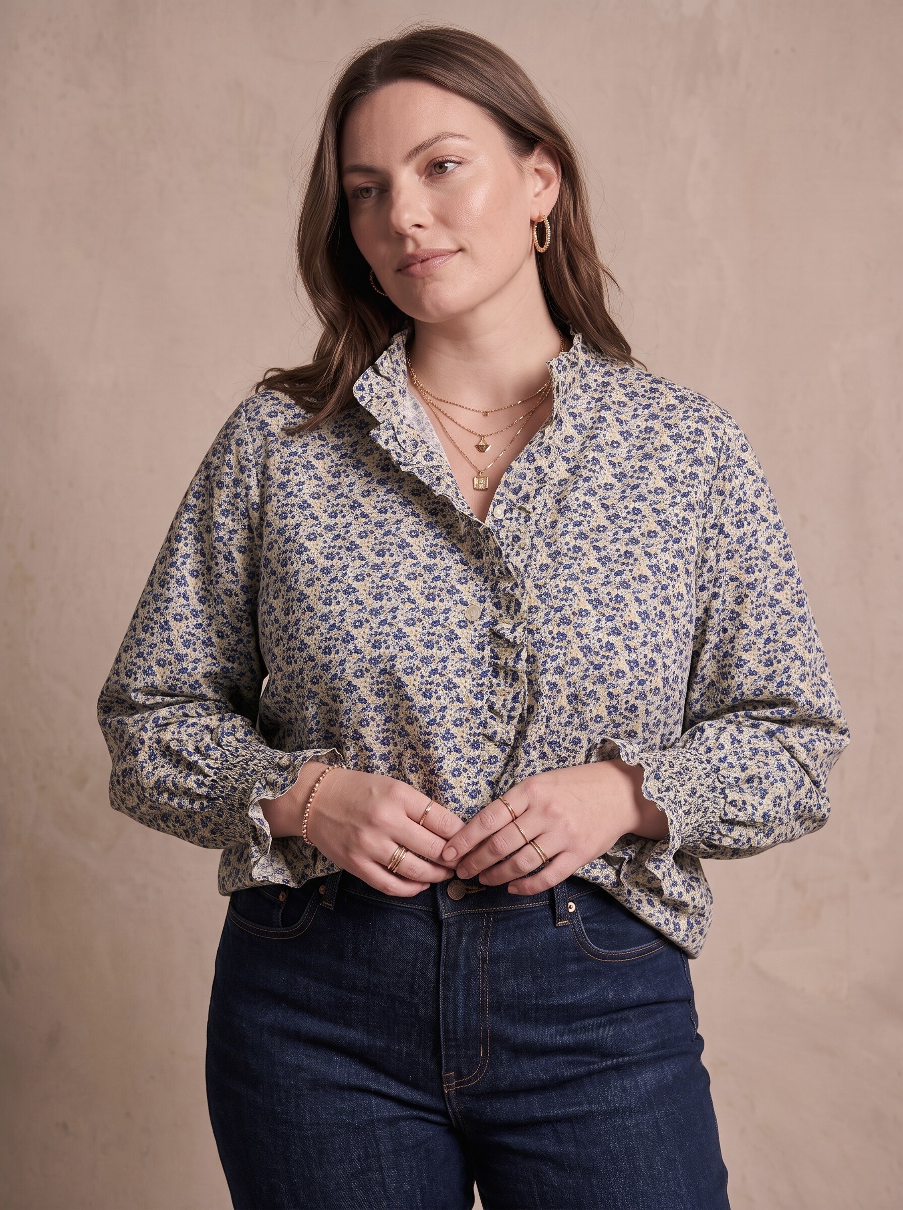 Großhändler Pépouz' Paris Curve - Große Größe Bluse mit Blumenmuster, Rüschenkragen und langen Ärmeln