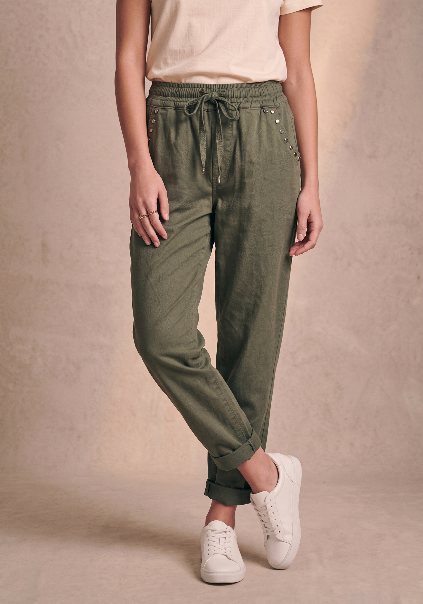 Wholesaler Pépouz' Paris - Women's carrot pants with a tapered, fluid fit and elastic waistband