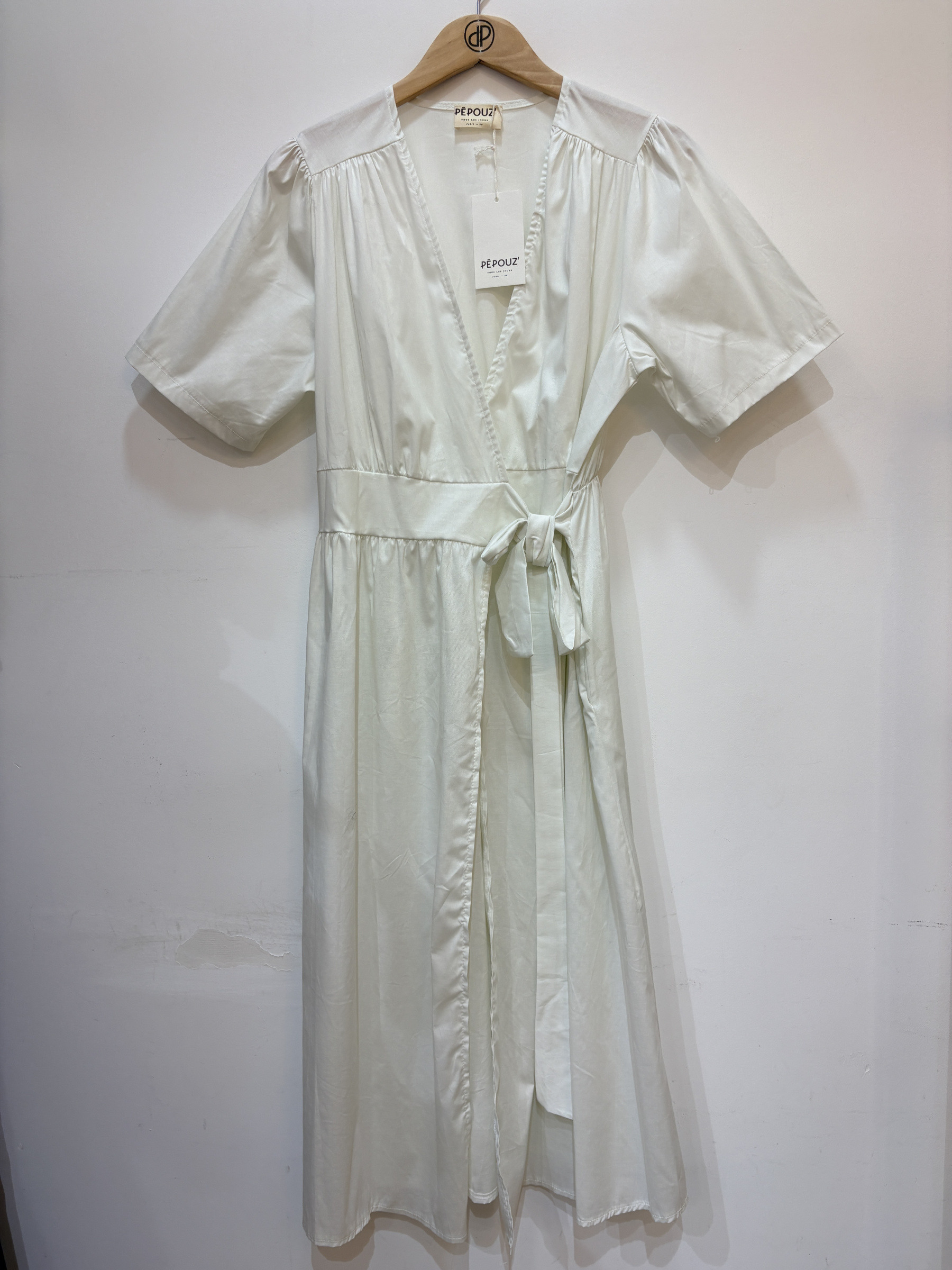 Mayorista Pépouz' Paris - Vestido camisero largo cruzado con cuello en V y mangas cortas