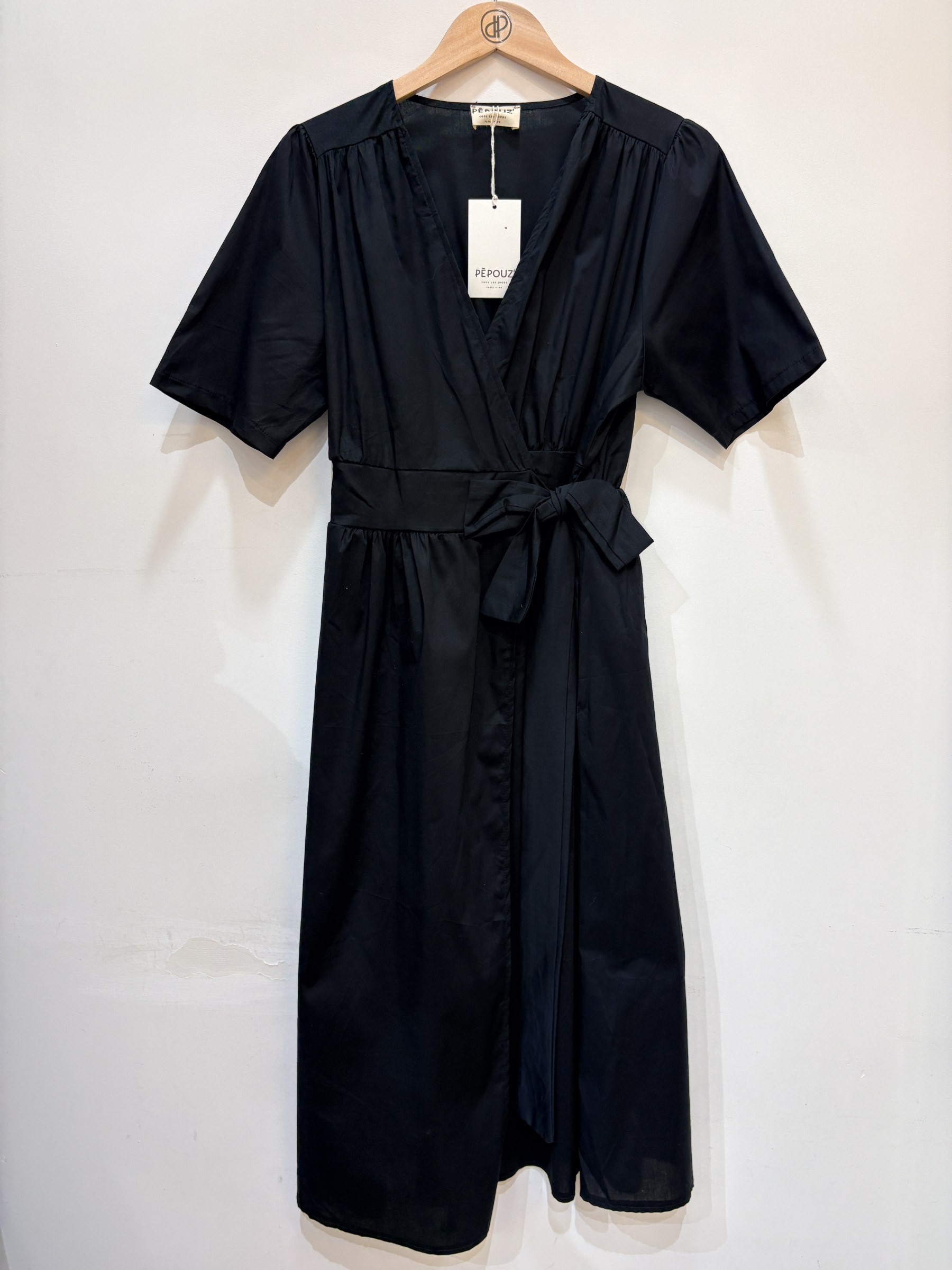Mayorista Pépouz' Paris - Vestido camisero largo cruzado con cuello en V y mangas cortas