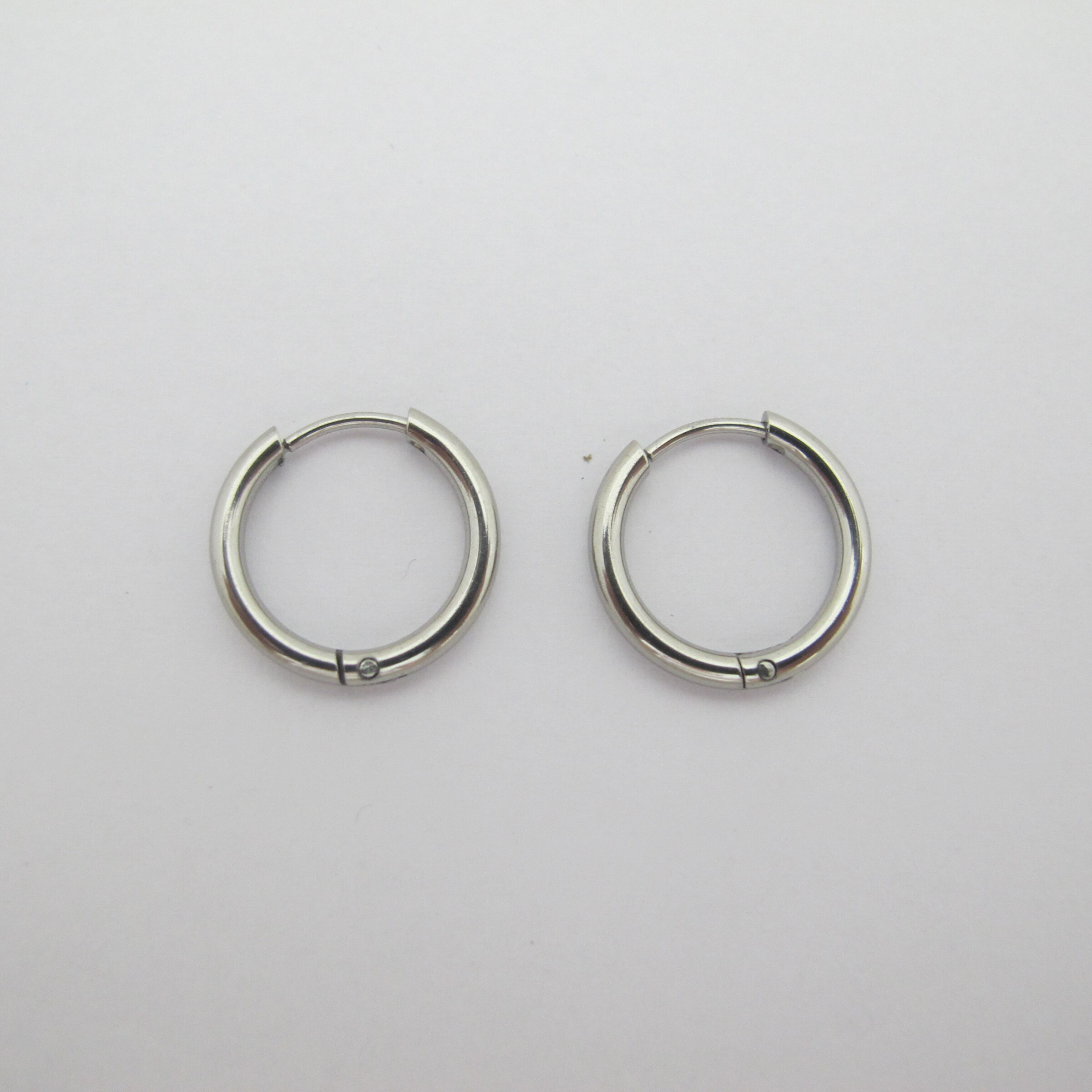 Grossiste PERLES BLEUES - 10 pcs Creoles 16 mm epaisseur 2mm en acier inoxydable