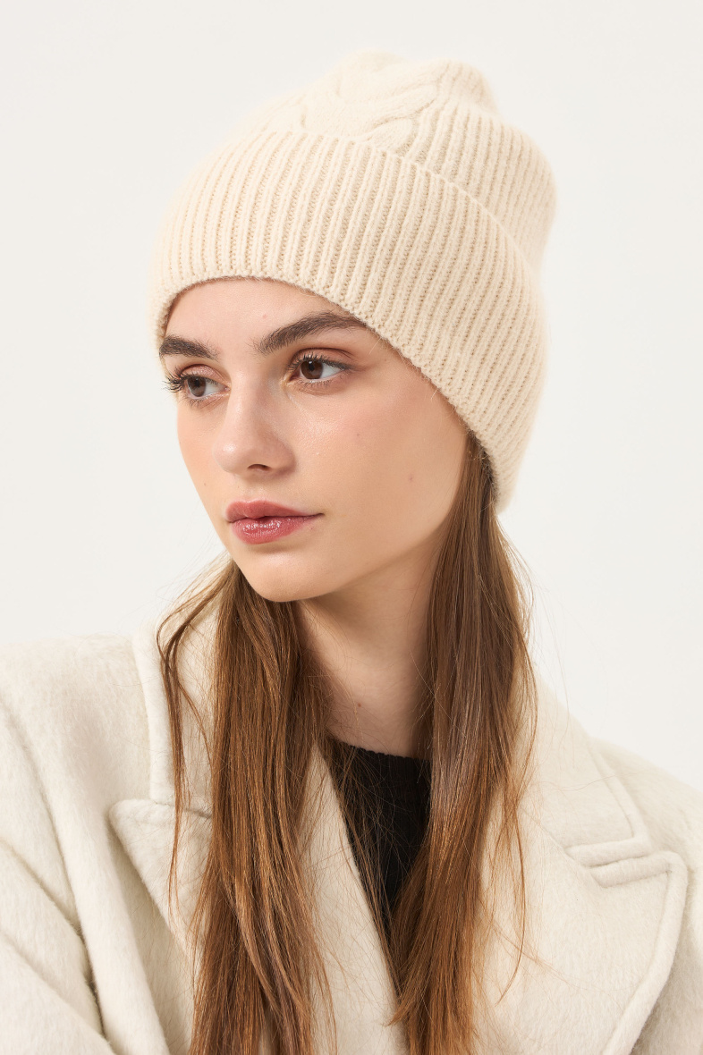 Großhändler Phanie Mode (Phanie accessories) - Schlichte, gedrehte Rippstrickmütze