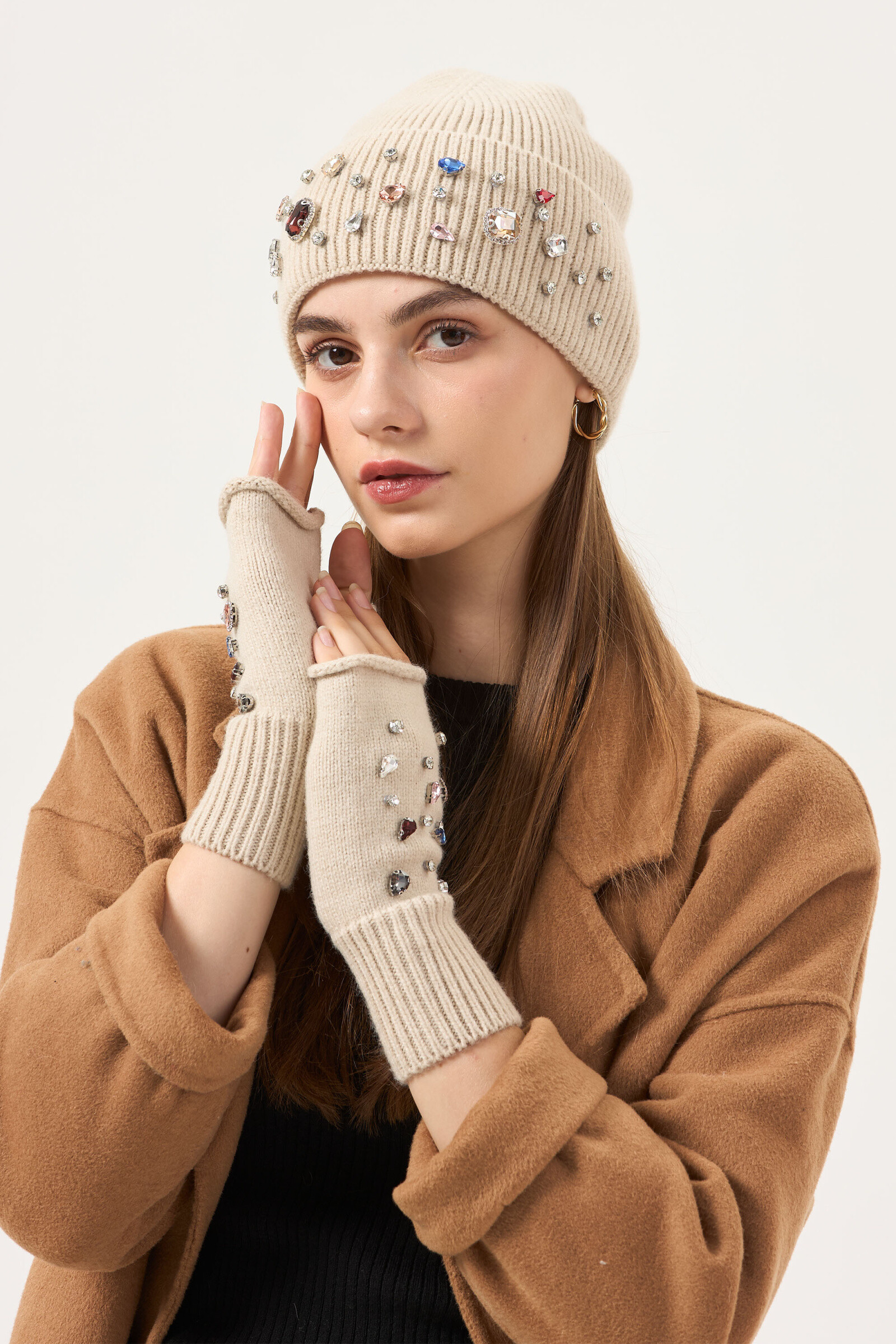 Grossista Phanie Mode (Phanie accessories) - Cappotto con pietre preziose e piccoli dettagli in pietra.