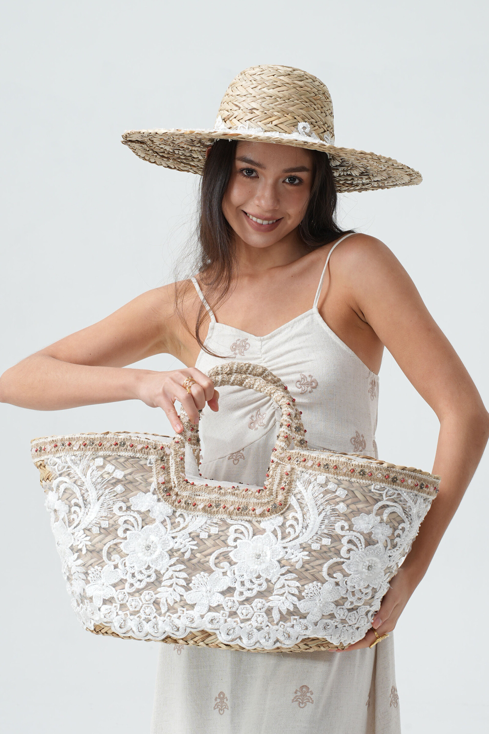 Wholesaler Phanie Mode (Phanie accessories) - White lace straw basket