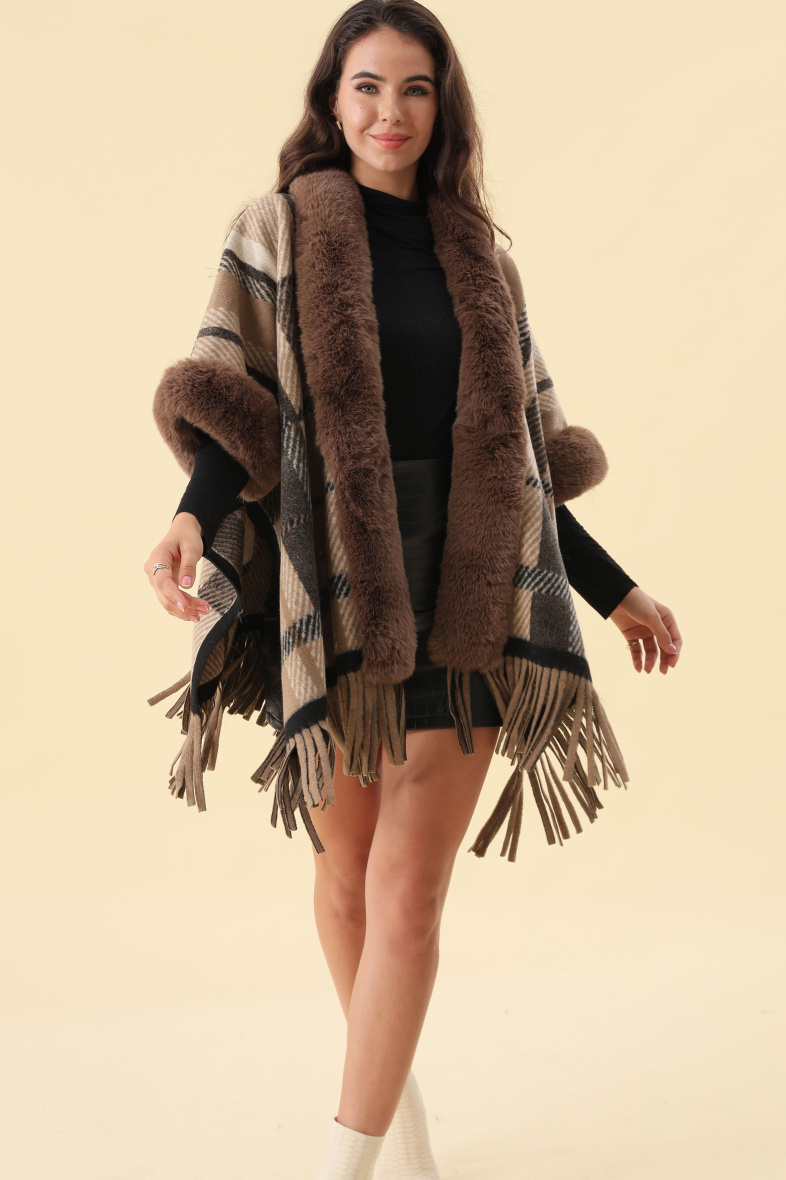 Grossiste Phanie Mode (Phanie accessories) - Cape à carreaux avec franges