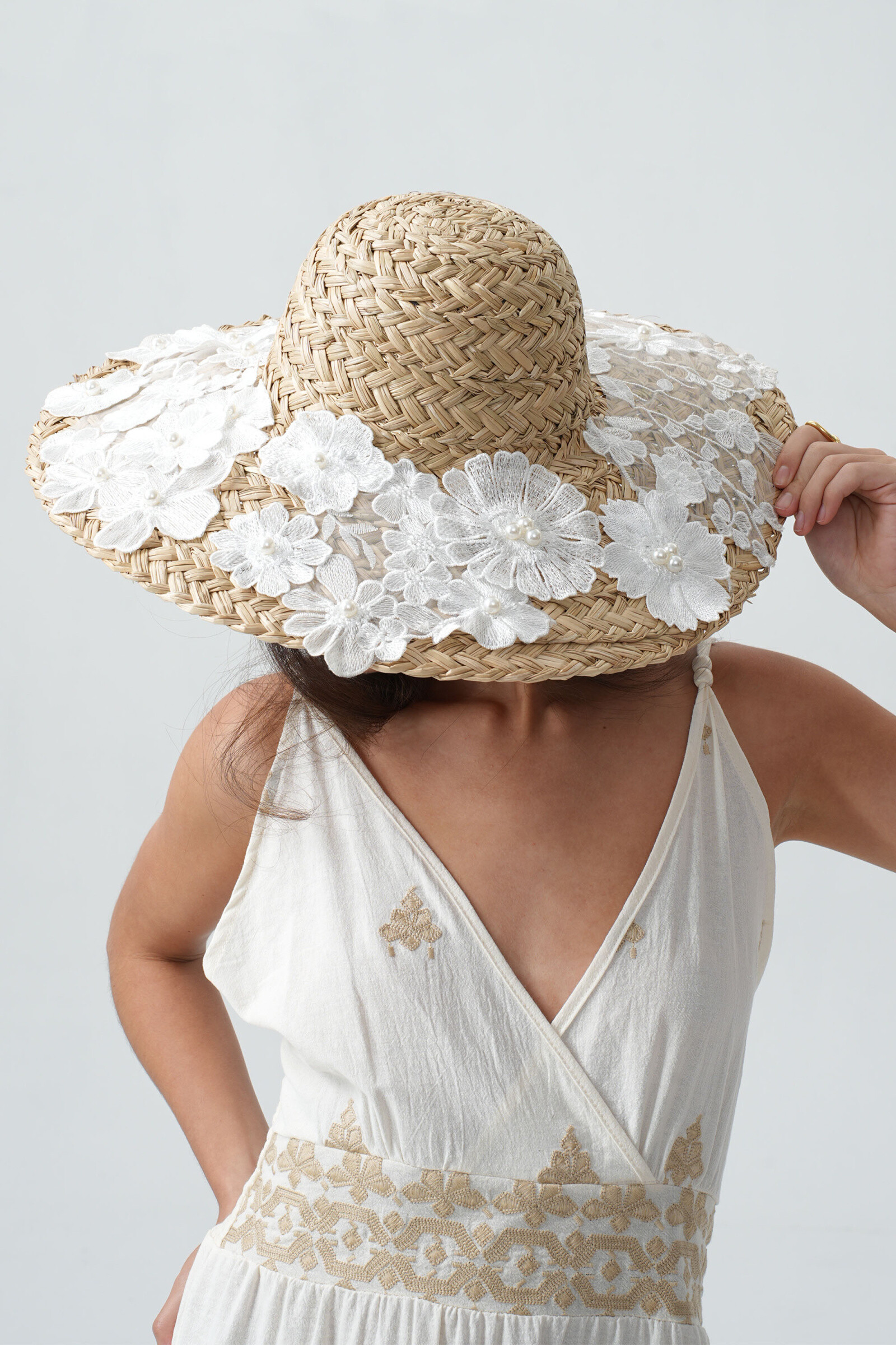 Wholesaler Phanie Mode (Phanie accessories) - Straw hat in lace flowers and pearls