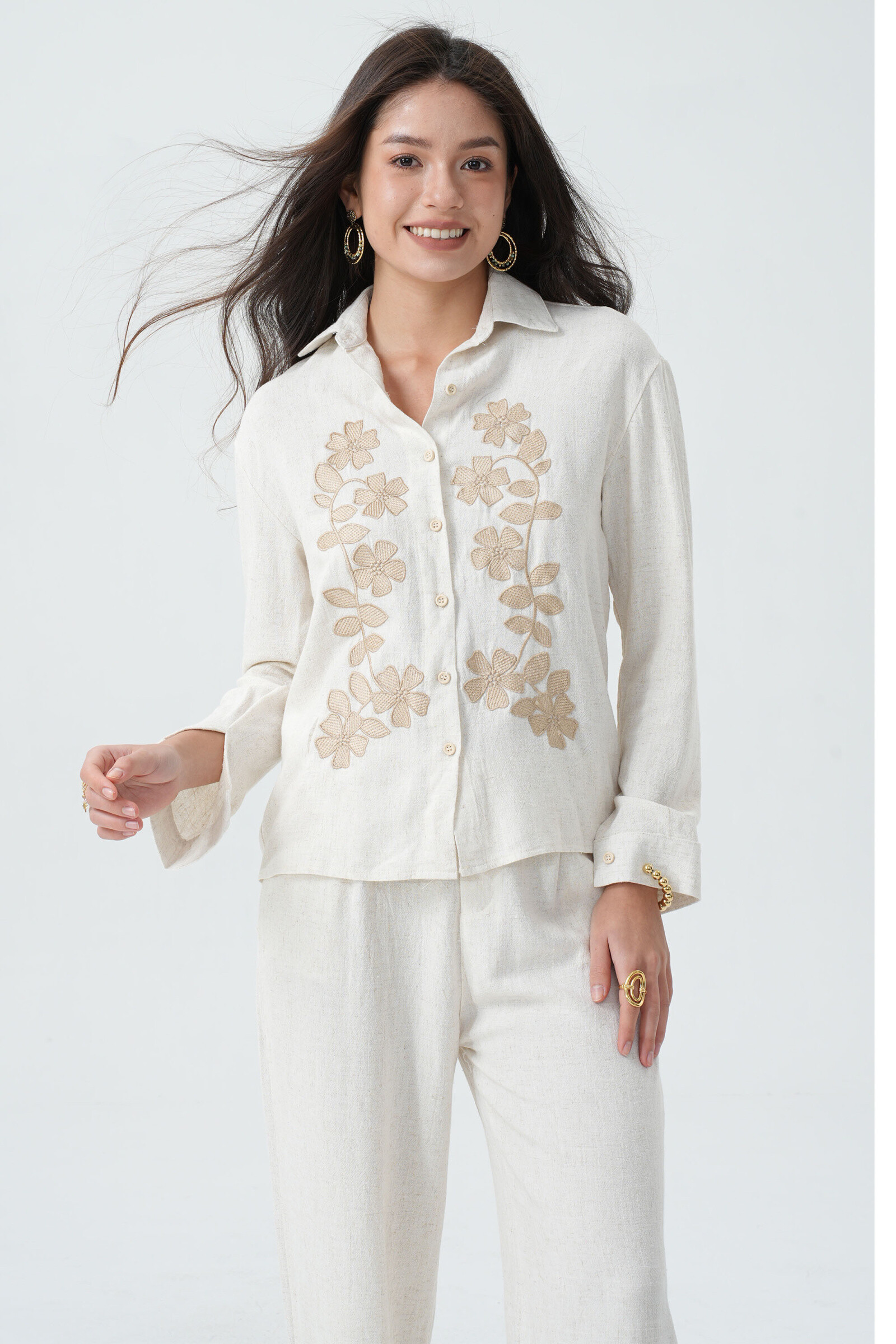 Wholesaler Phanie Mode (Phanie accessories) - Flax shirt with flower embroidery. Relaxed and elegant.