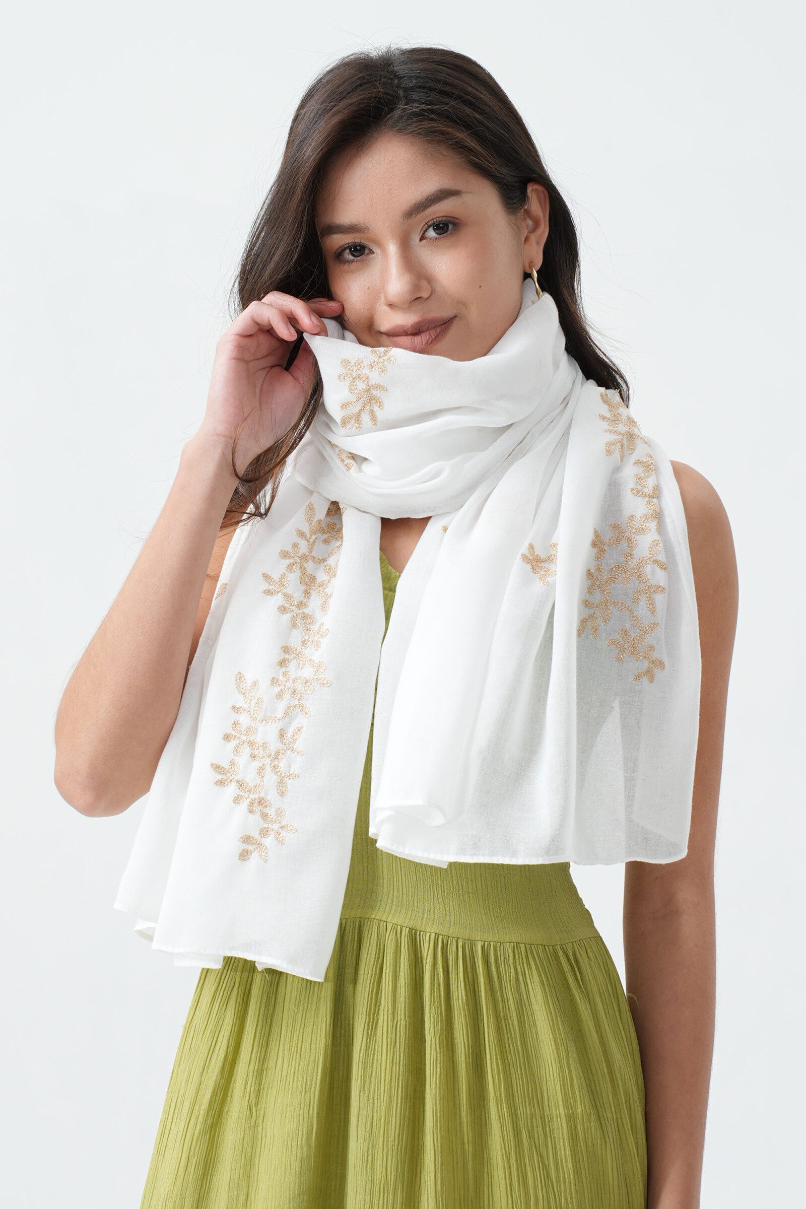 Grossiste Phanie Mode (Phanie accessories) - Foulard uni à broderies dorées